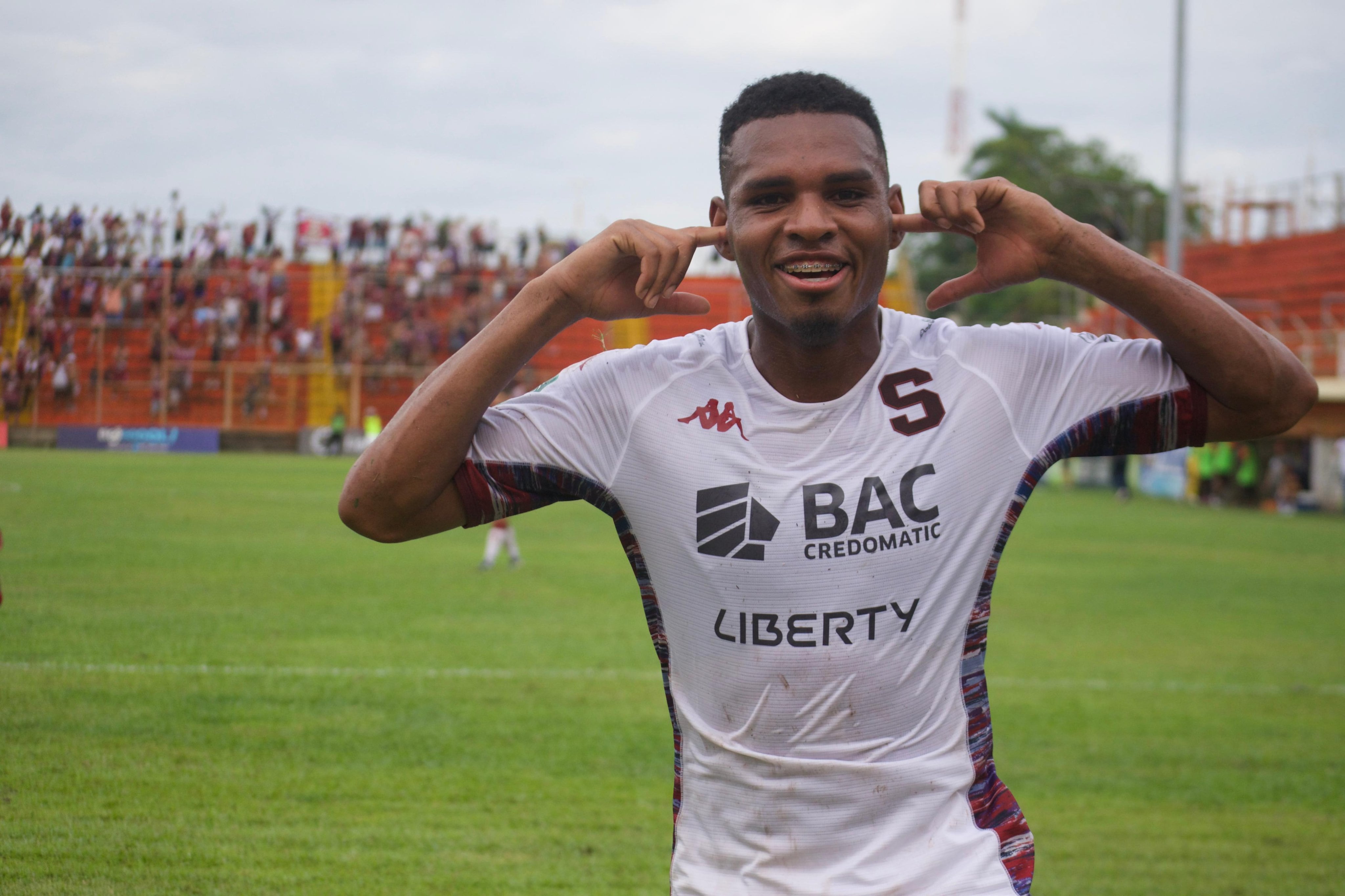 Orlando Sinclair le dio el gol del gane a Saprissa en el último suspiro del partido