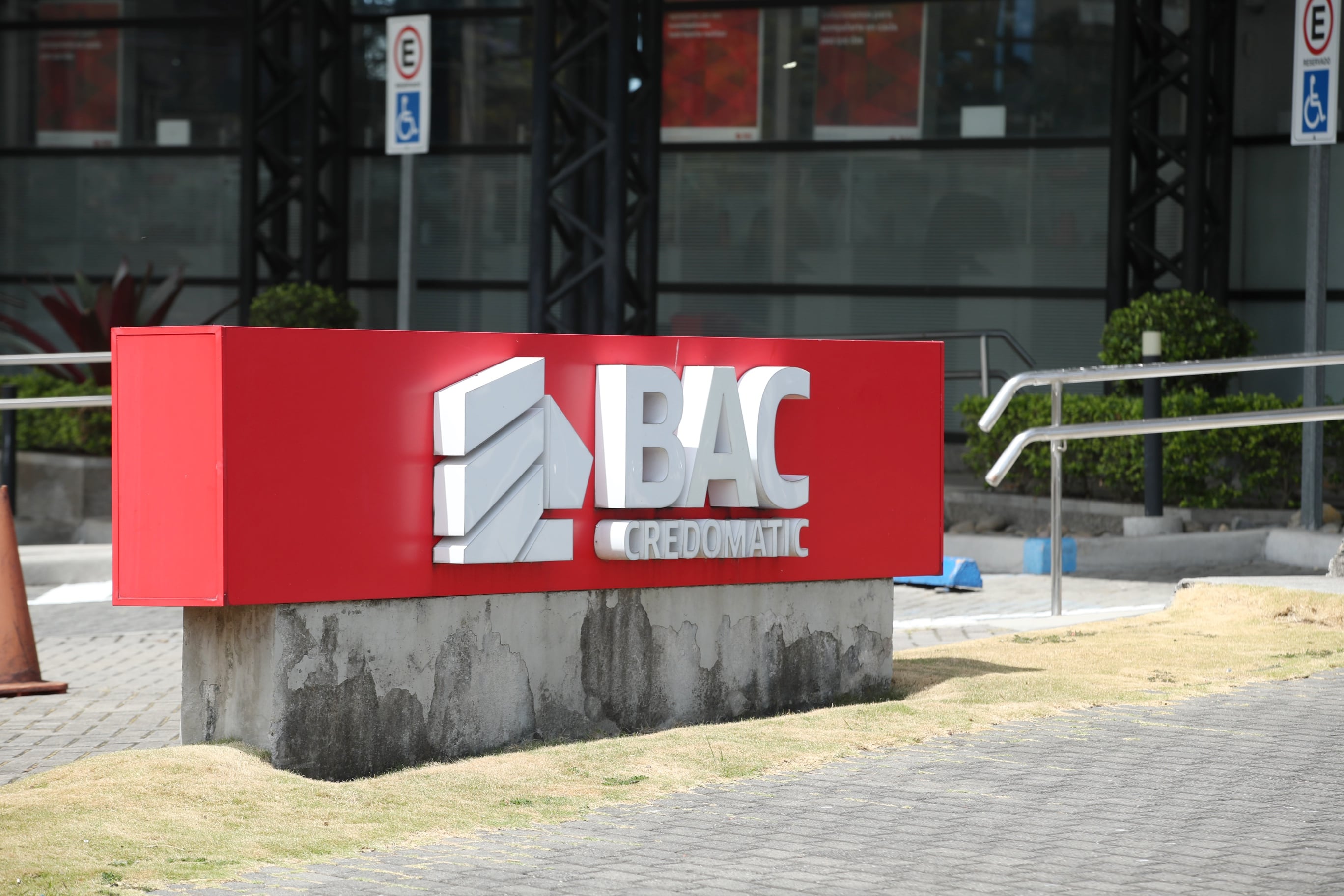 13/02/2024/ recorrido por bancos. Diferentes ángulos de sus fachadas / en la imagen BAC San José de la rotonda de la bandera, imágenes de la sucursal, instalaciones y cajeros / Foto John Durán