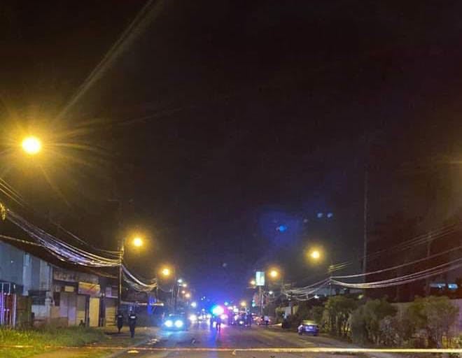 Debajo de una intensa lluvia, un repartidor de comida iba en moto a dejar un pedido cuando arrolló a tres personas. Todos quedaron sin vida a un costado del cementerio de Limón. Foto: Raúl Cascante.