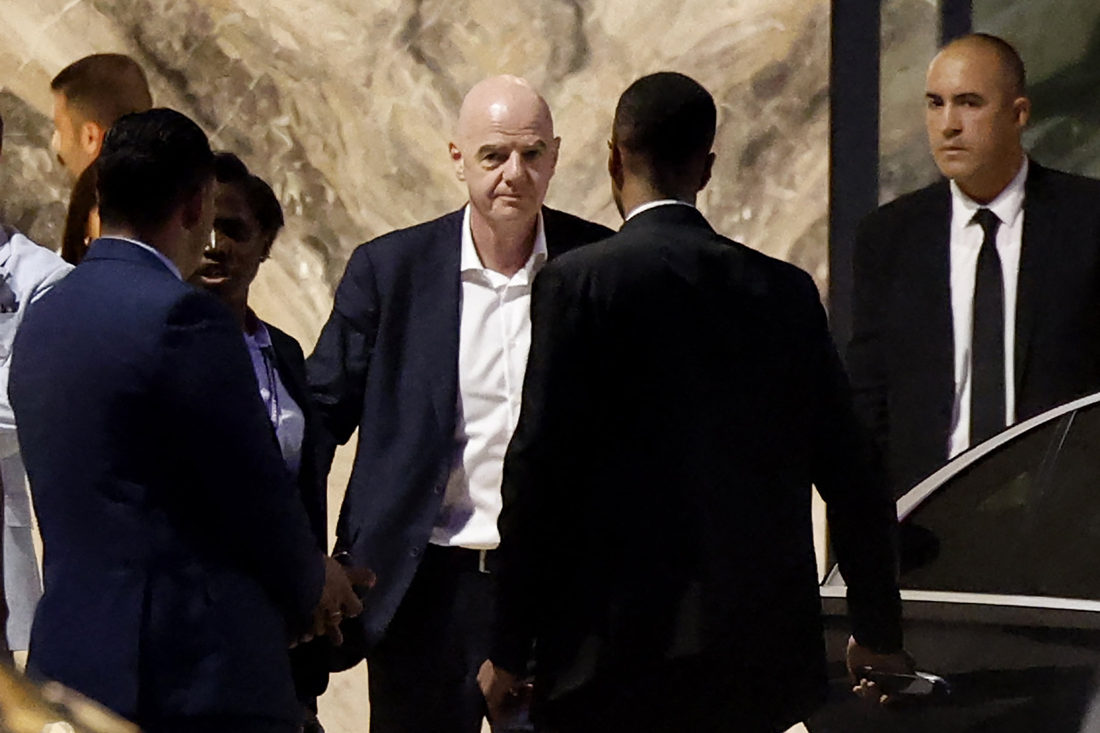 El presidente de la FIFA, Gianni Infantino, sale del estadio de Rabat en Marruecos tras un partido de la Copa Africana de Naciones Femenina, entre Malawi y Zambia, mientras el mundo del fútbol debate su continuidad.