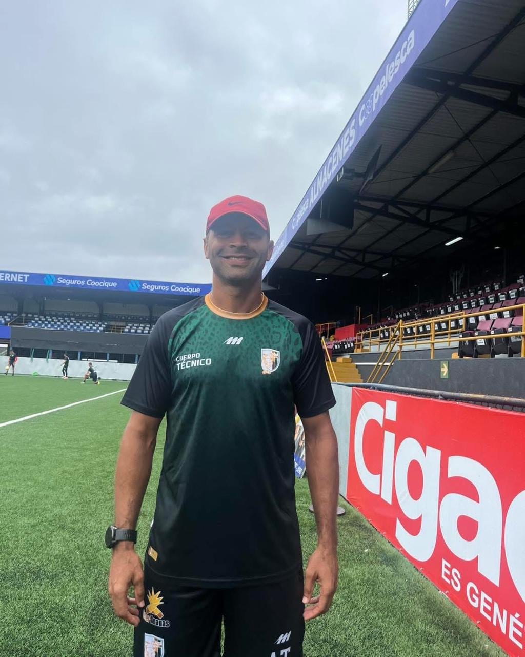 Álvaro Saborío, durante su presentación con el Inter San Carlos como nuevo asistente técnico.