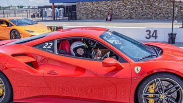 Abuelita de 94 años se subió a un Ferrari y, no se imagina la velocidad que alcanzó