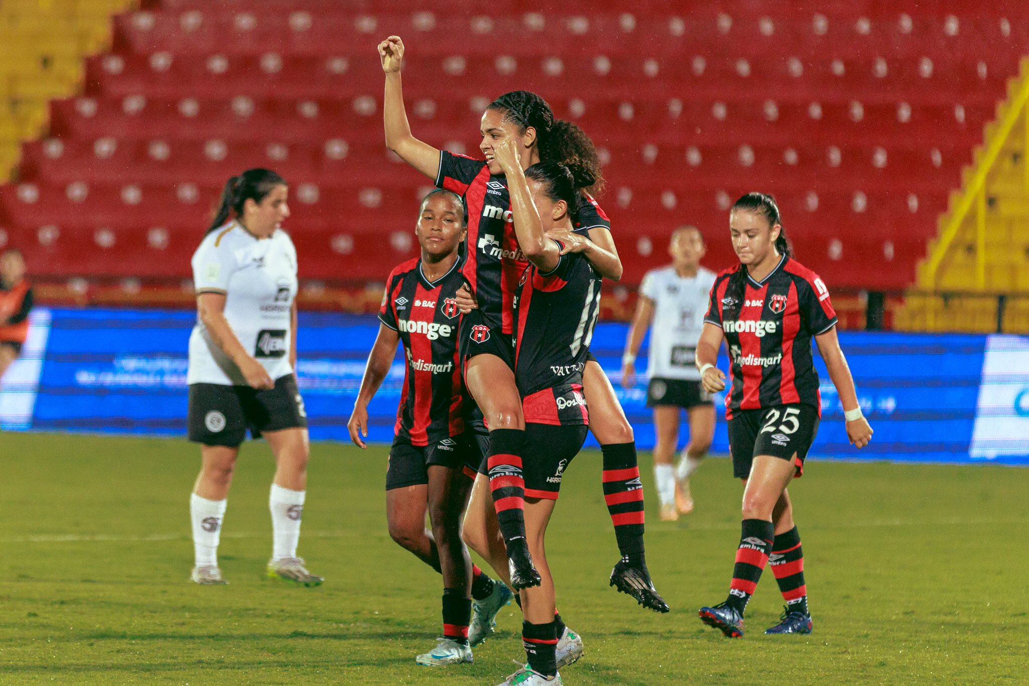 Alexandra Pinell encaminó la victoria de Liga Deportiva Alajuelense contra Sporting en el Estadio Alejandro Morera Soto.