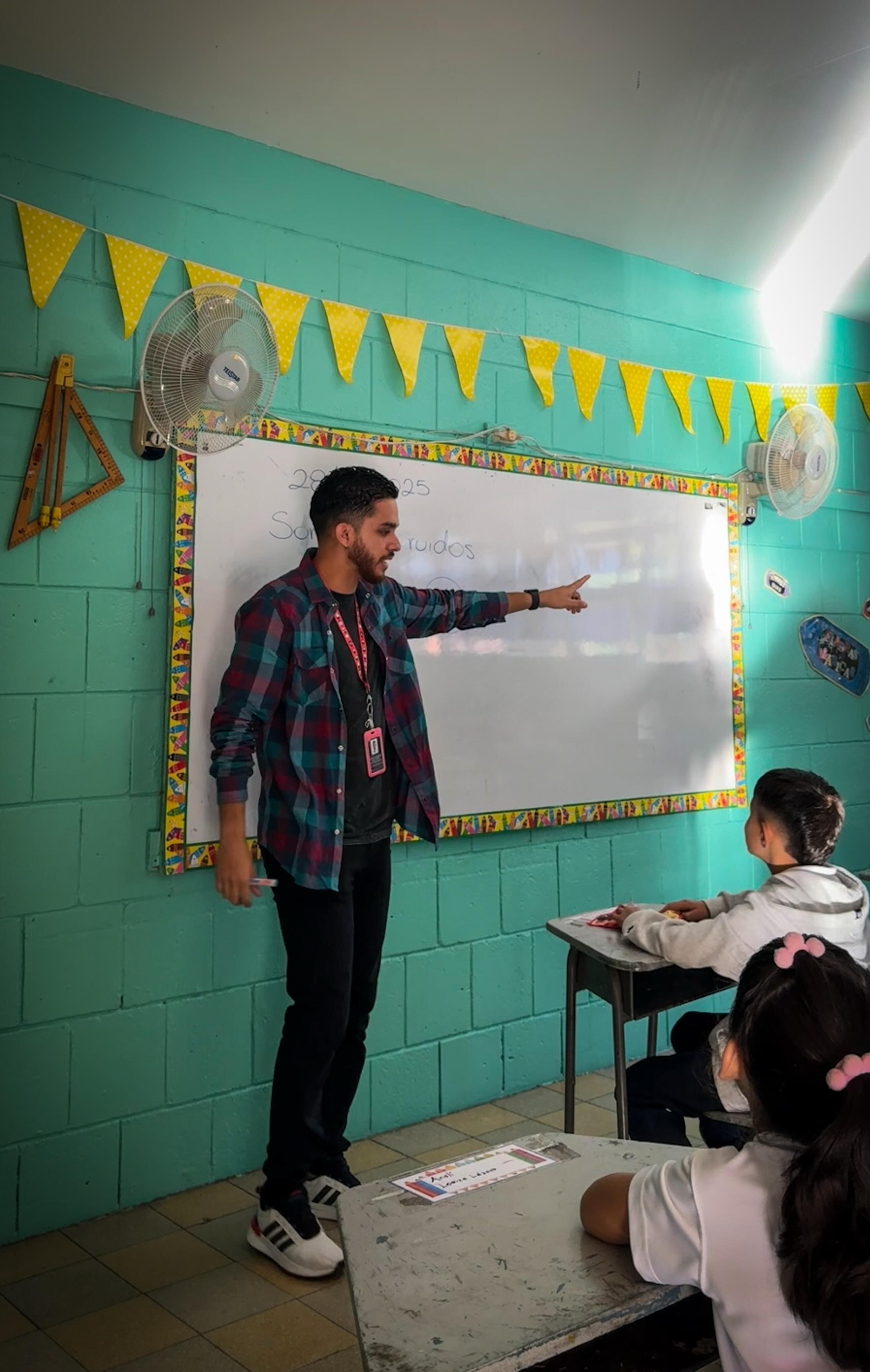 Alonso Cerdas no solo imparte clases de música en tres escuelas de Turrialba, sino que transforma el aula en un espacio de diversión e innovación. Sus dinámicas, como pasar lista mencionando artistas, fomentan la participación y el aprendizaje de manera única.