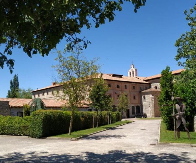 Un grupo de monjas españolas que fueron excomulgadas por la Iglesia católica y se unieron a una secta prometieron resistirse al desalojo del convento del siglo XV en el que habitan.