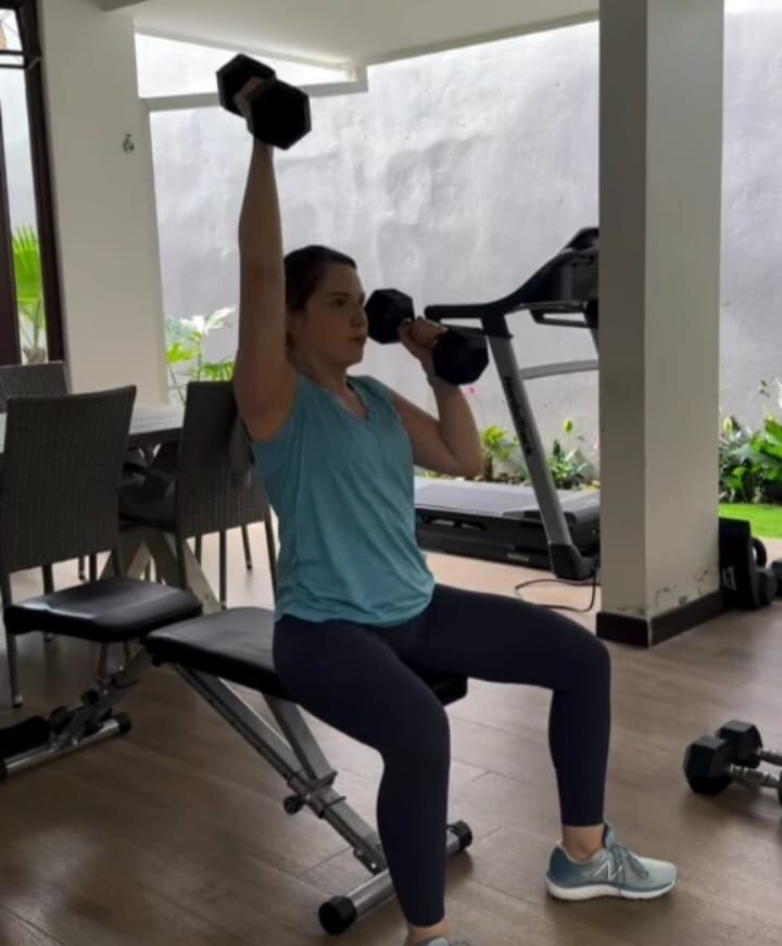 Lola Wright, Sophia Rodríguez; Thais Alfaro haciendo ejercicios.