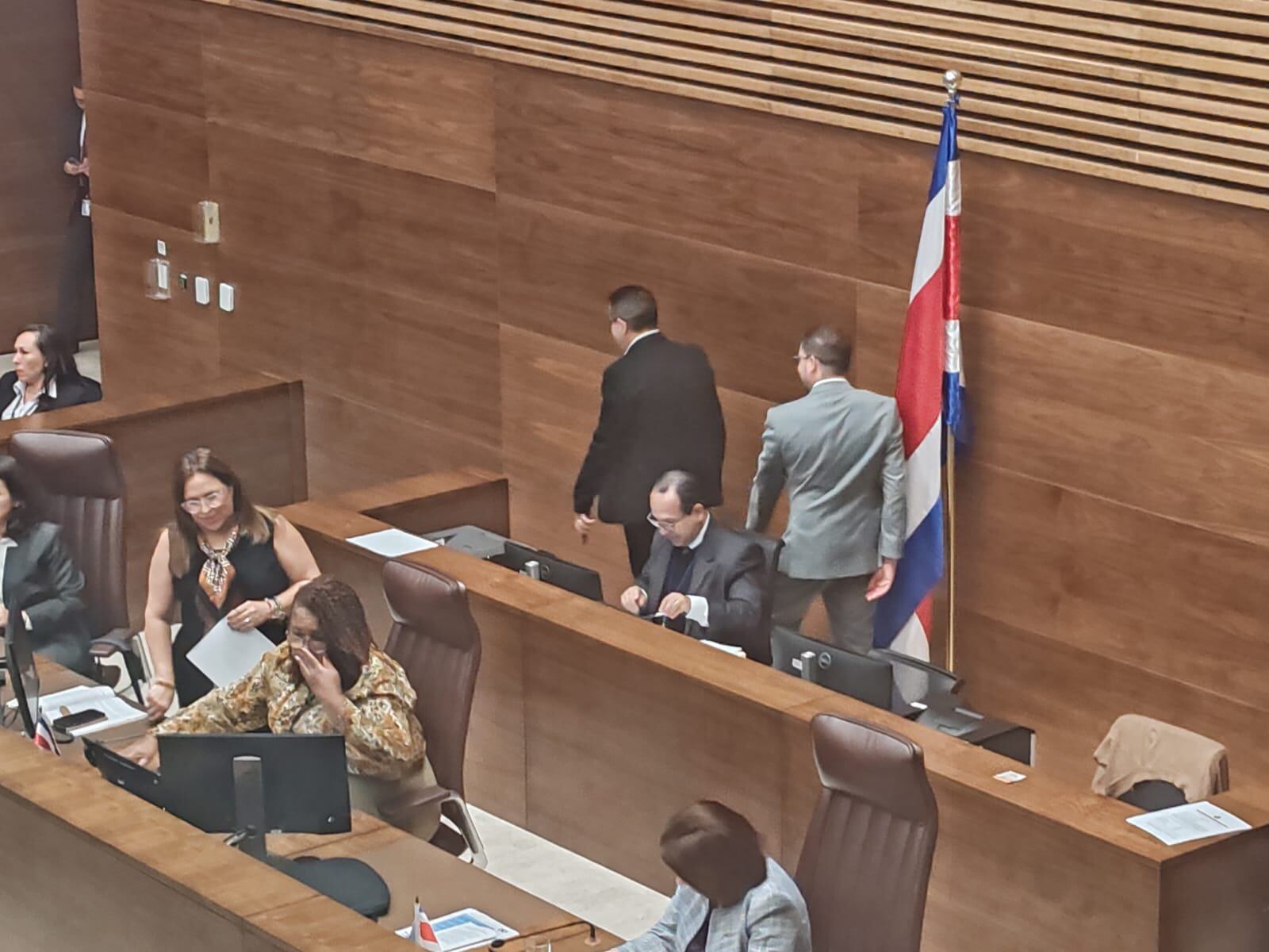 Fabricio Alvarado sale del plenario con José Pablo Sibaja.