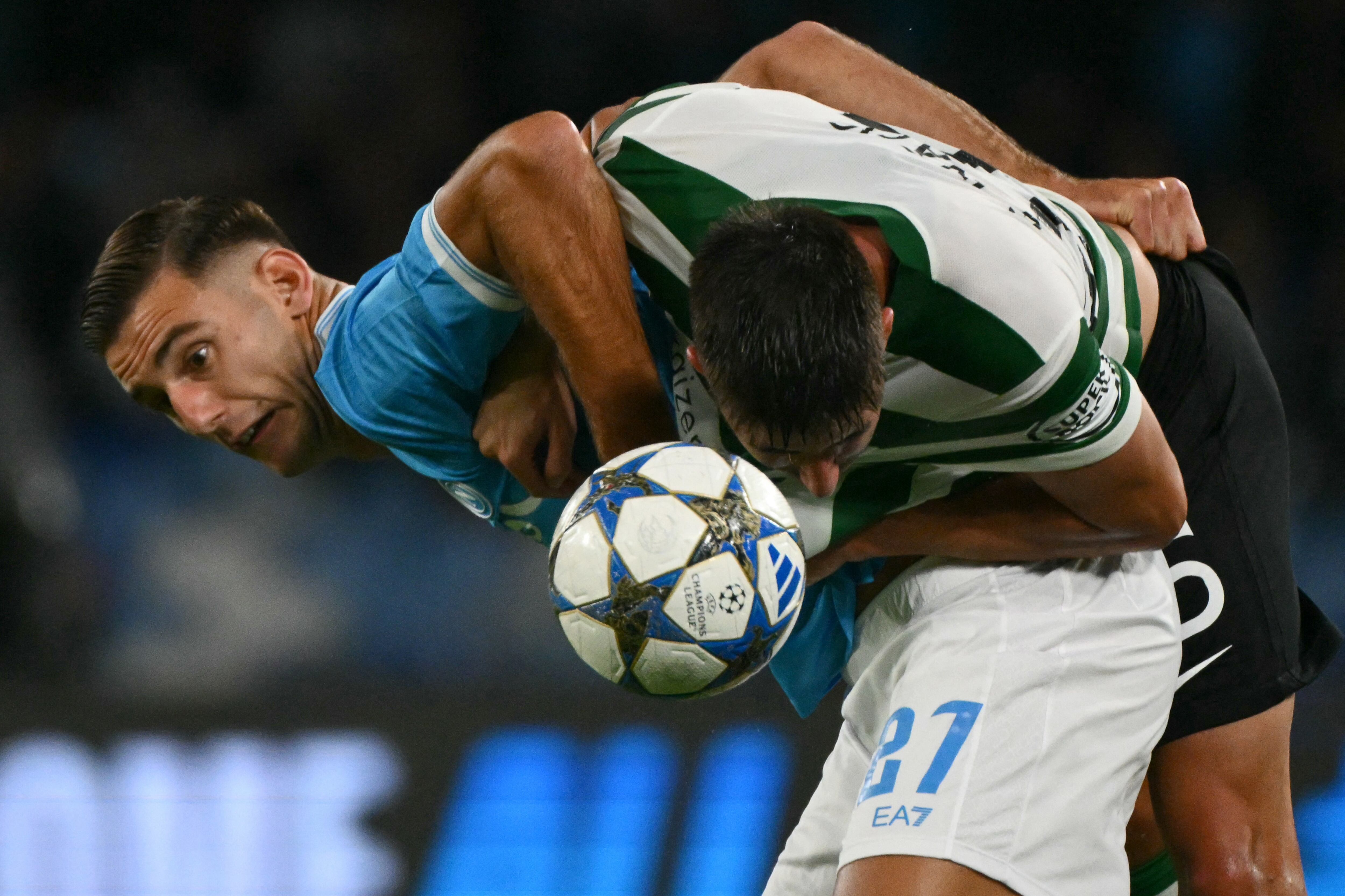 El delantero del Nápoles Lorenzo Lucca disputa el balón con Goncalo Inacio del Sporting de Lisboa, en el partido por la Champions de este 1.° de octubre.