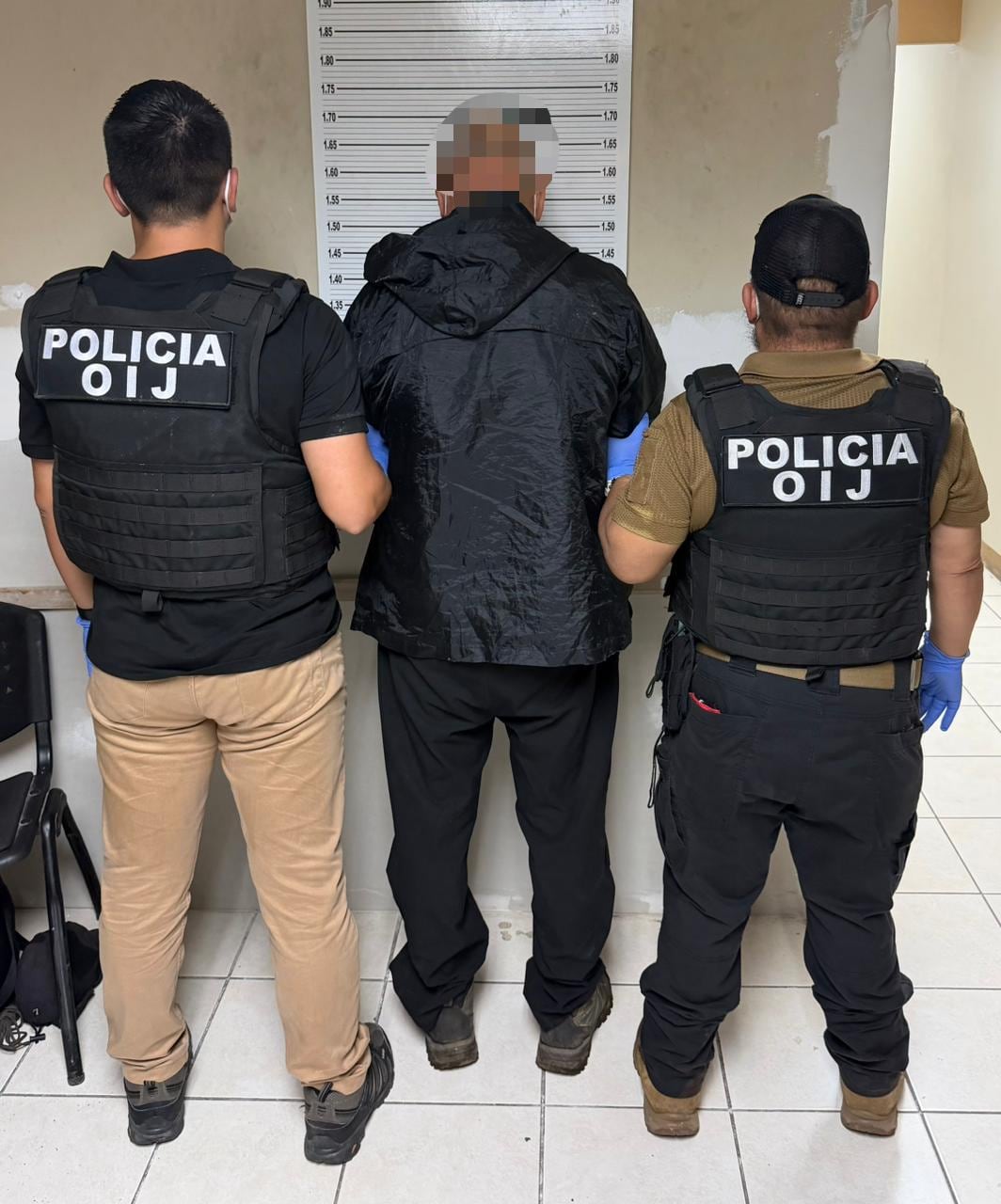 Agentes del OIJ detuvieron en vía pública, en Cuatro Esquinas de Horquetas de Sarapiquí, a este sujeto sospechoso de un caso de presunta crueldad animal denunciado por vecinos.