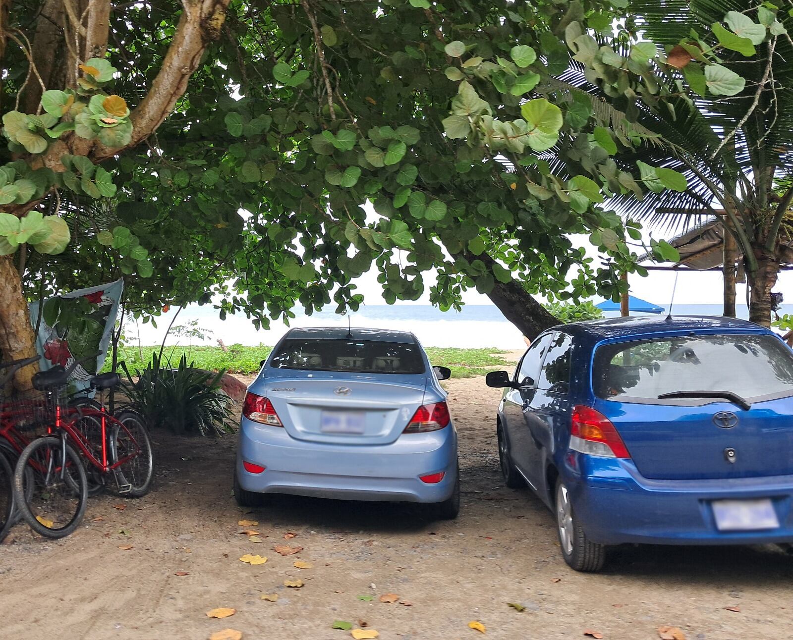 Dos vehículos fueron captados estacionados en la zona de arena de una playa, en aparente contravención a la Ley de Tránsito. Las autoridades recordaron durante Semana Santa que este tipo de acciones representan un peligro para los turistas y son sancionadas con una multa.
