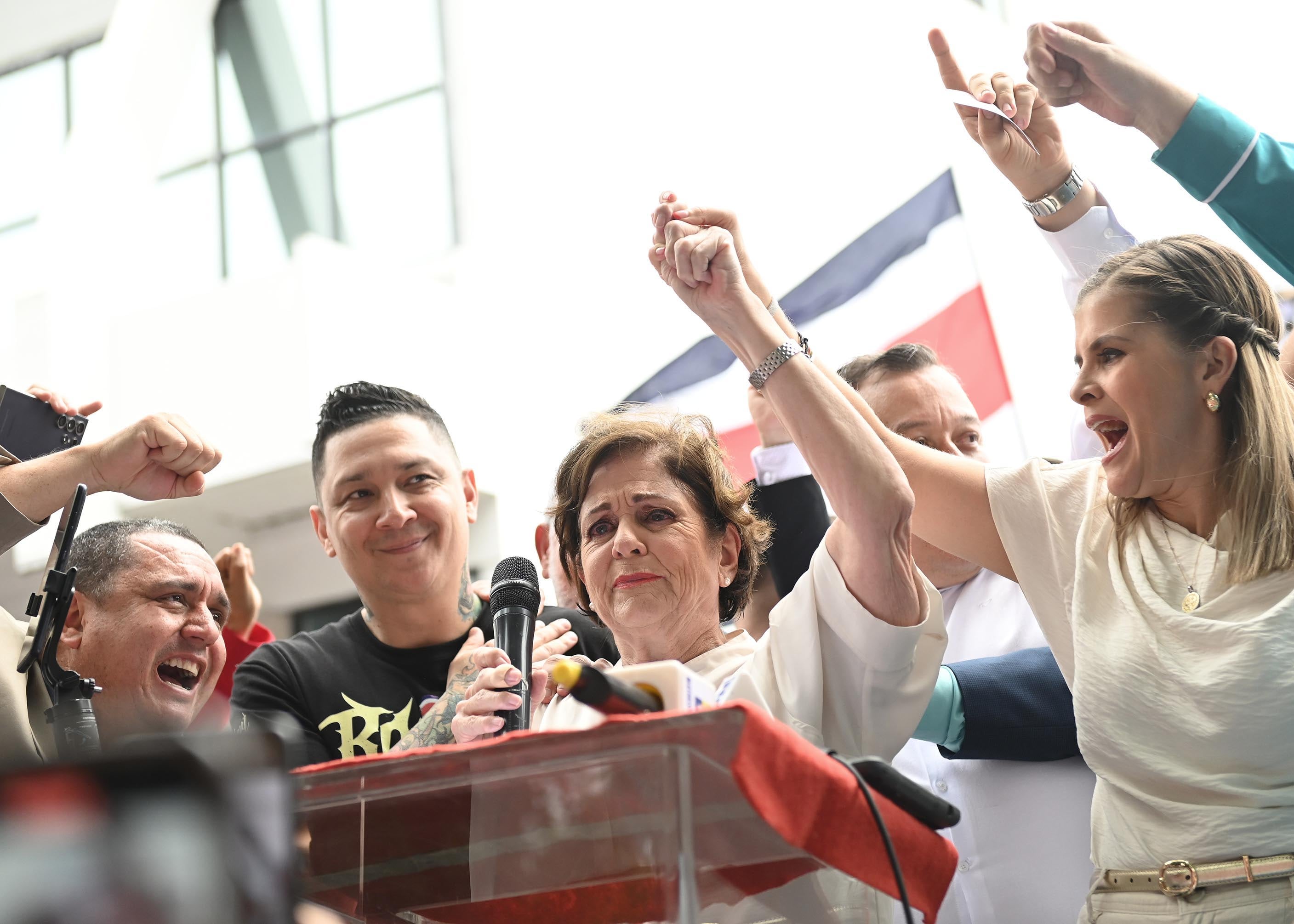 12 de julio del 2025. Parque Morazán. San José. 09:00 hrs. Anuncio oficial del partido político con el que participará el movimiento de Rodrigo Cháves en las próximas elecciones nacionales en febrero del 2026. En la foto: Pilar Cisneros anuncia que el partido Pueblo Soberano representará a Rodrigo Cháves en las próximas elecciones. Foto: Albert Marín.