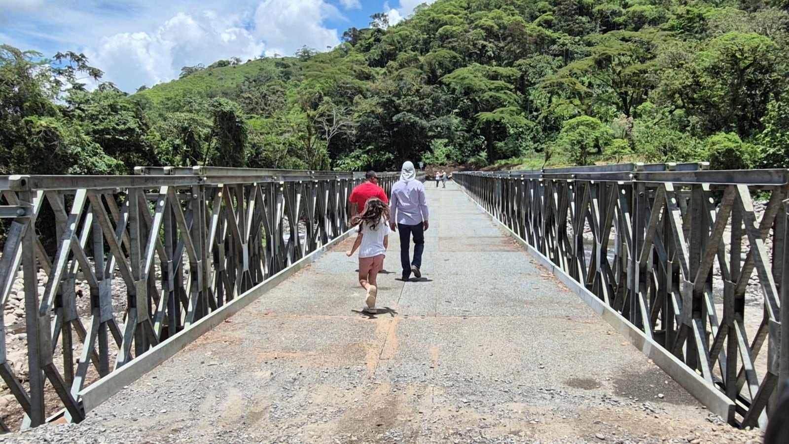 El nuevo puente sobre el río Caño Negro tiene una longitud de 112 metros y conecta de forma directa a La Fortuna con Monteverde.
