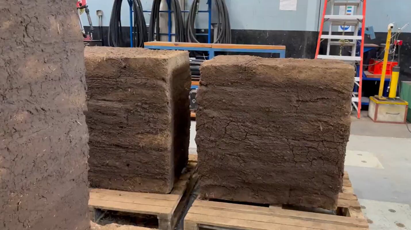 Pequeños muros de adobe