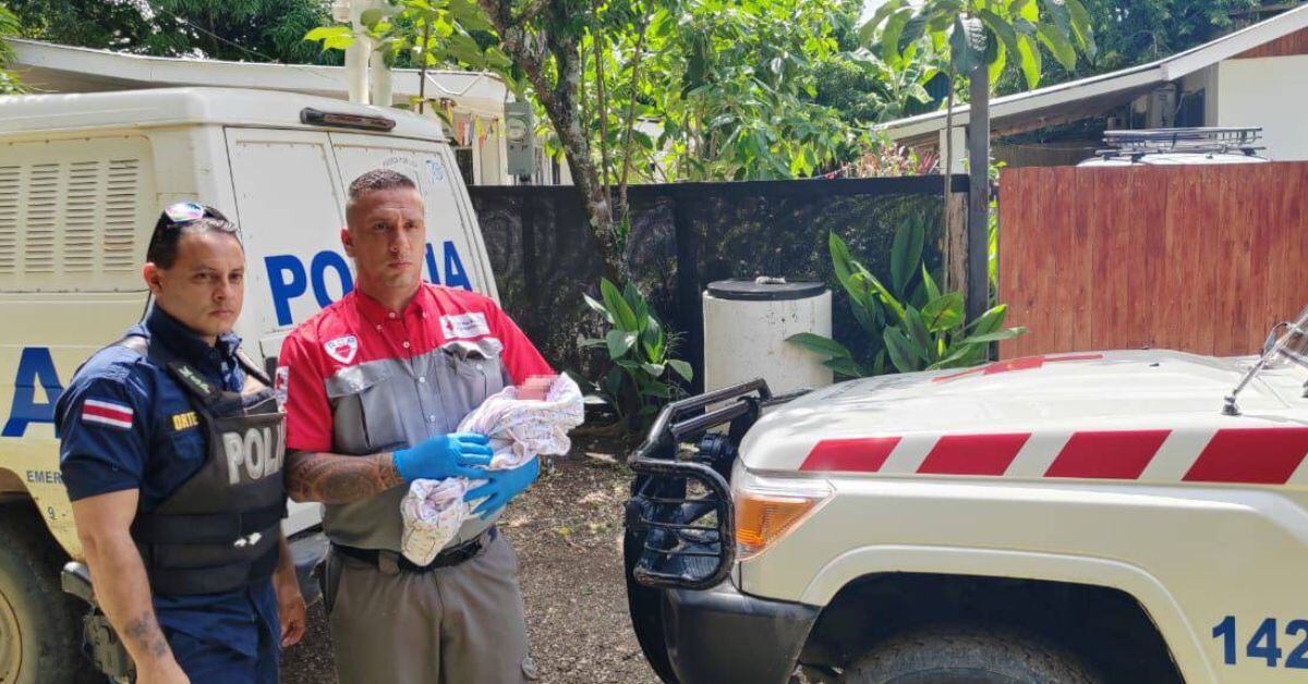 Los vecinos de la localidad auxiliaron al recién nacido, el cual se encontraba ensangrentado en la pila de una casa abandonada. (Foto: MSP)