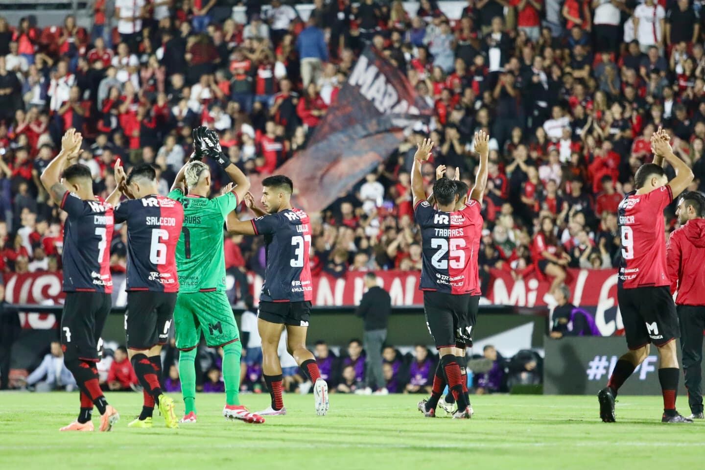 Keylor Navas y sus compañeros esperan darle una alegría a la afición de Newell's, en el estadio Marcelo Bielsa.
