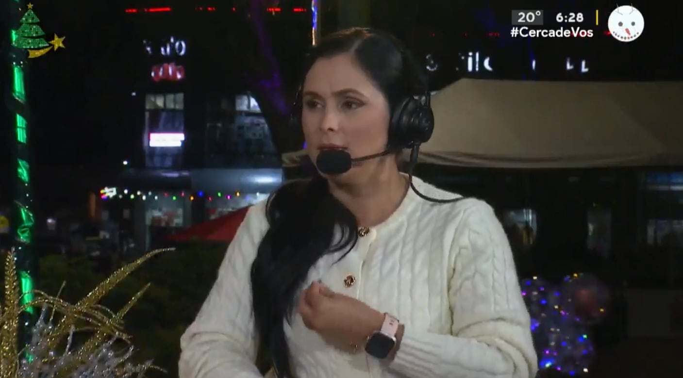 Janeth Valverde, periodista municipal, fue incluida en la denuncia por su participación como presentadora en la transmisión del evento navideño.