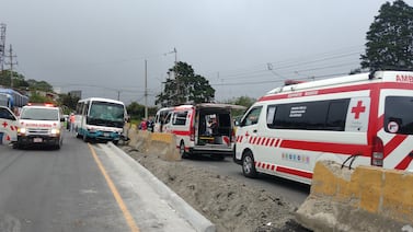 Choque entre buseta estudiantil y ‘pick up’ deja nueve personas afectadas en Cartago