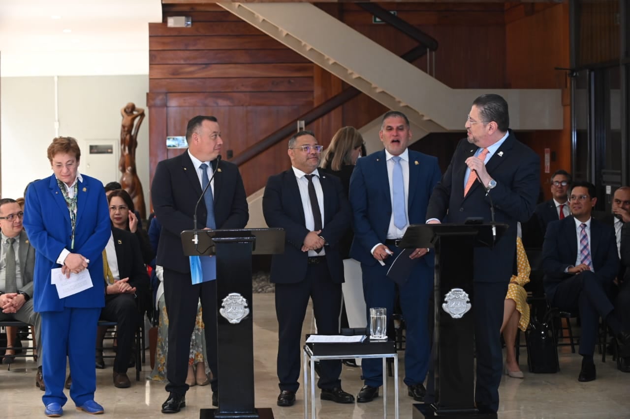 Fotografía de la conferencia de prensa de este jueves, donde se dio el anuncio de la salida de los jerarcas