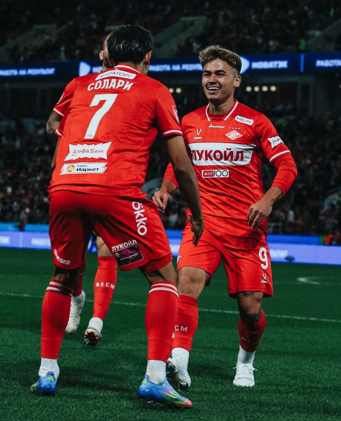 Manfred Ugalde festejó su anotación uno de sus compañeros en Spartak Moscú.