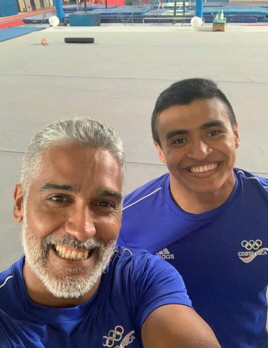 El entrenador Rónald González y el gimnasta Andrés Valverde duraron unos tres años ensayando la salida de barras que tanto añoraban.