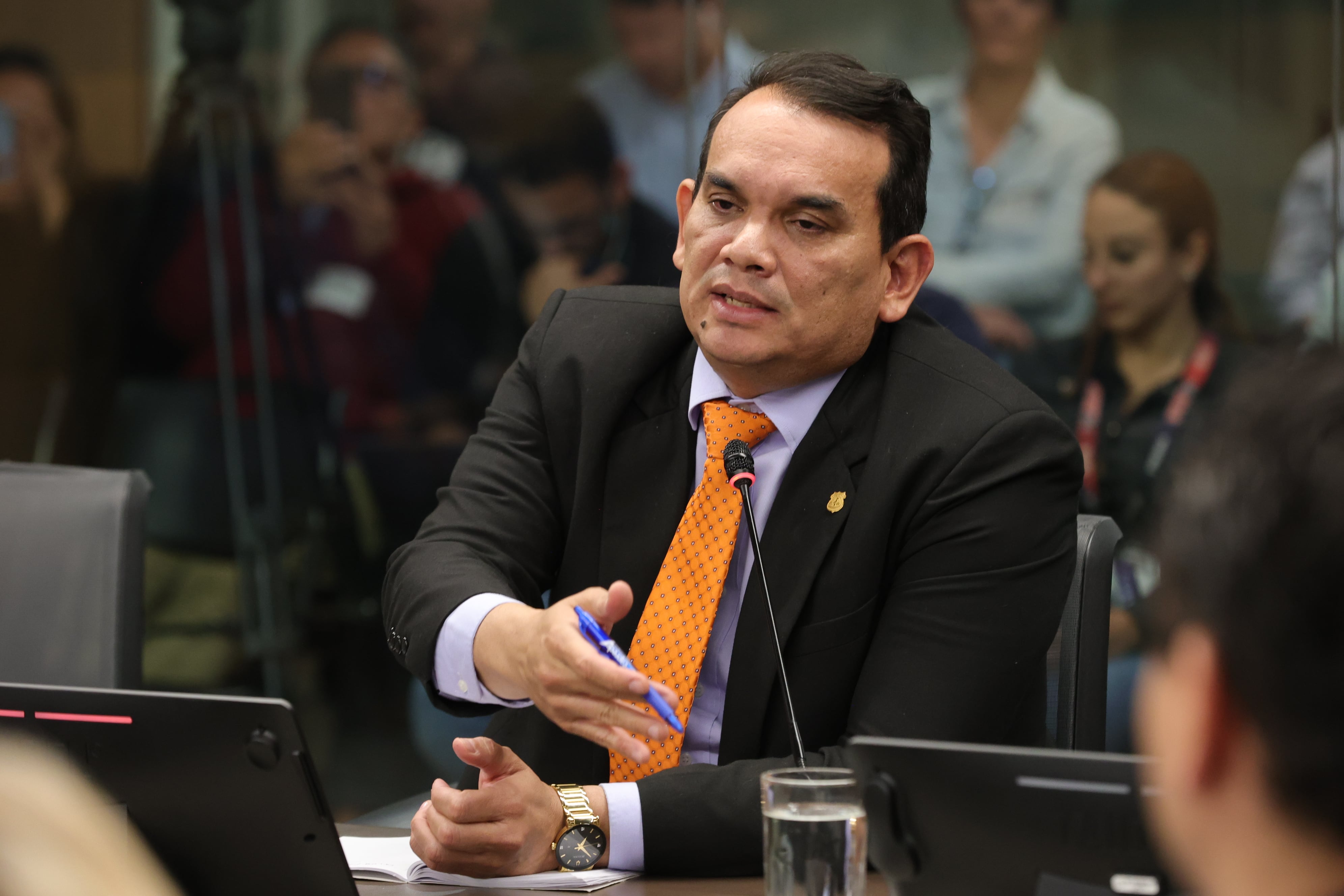 01/07/2025/ Randall Zúñiga durante su intervención en comisión de seguridad y narcotráfico en la Asamblea Legislativa / foto John Durán