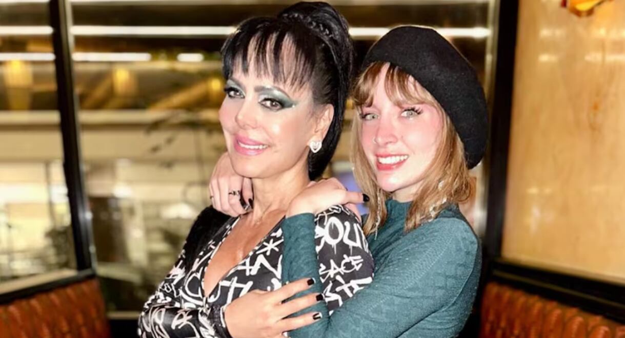 Imágenes de la cantante costarricense Maribel Guardia posando feliz al lado de Imelda Garza, madre de su nieto.