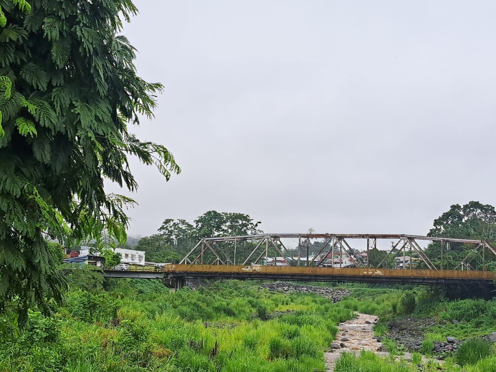 Así lucía este 13 de mayo el cauce del río Turrialba, afluente del embalse Angostura. Al fondo el puente Las Monjas y se observa nublado el sector montañoso. Foto: Cortesía Josué Hernández.