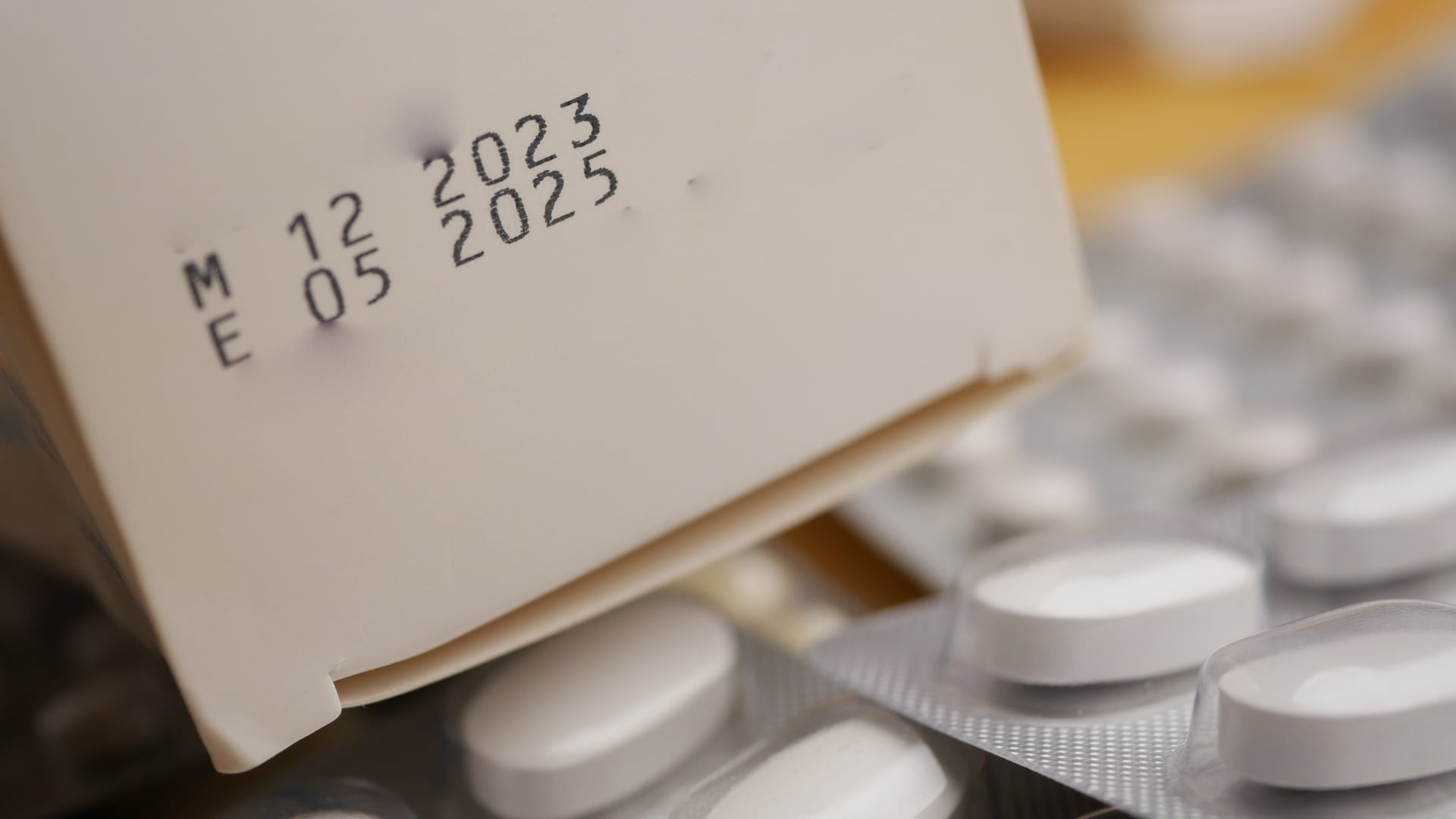 La farmacéutica recomienda revisar el botiquín cada cierto tiempo y retirar los medicamentos vencidos para evitar que se utilicen por error.