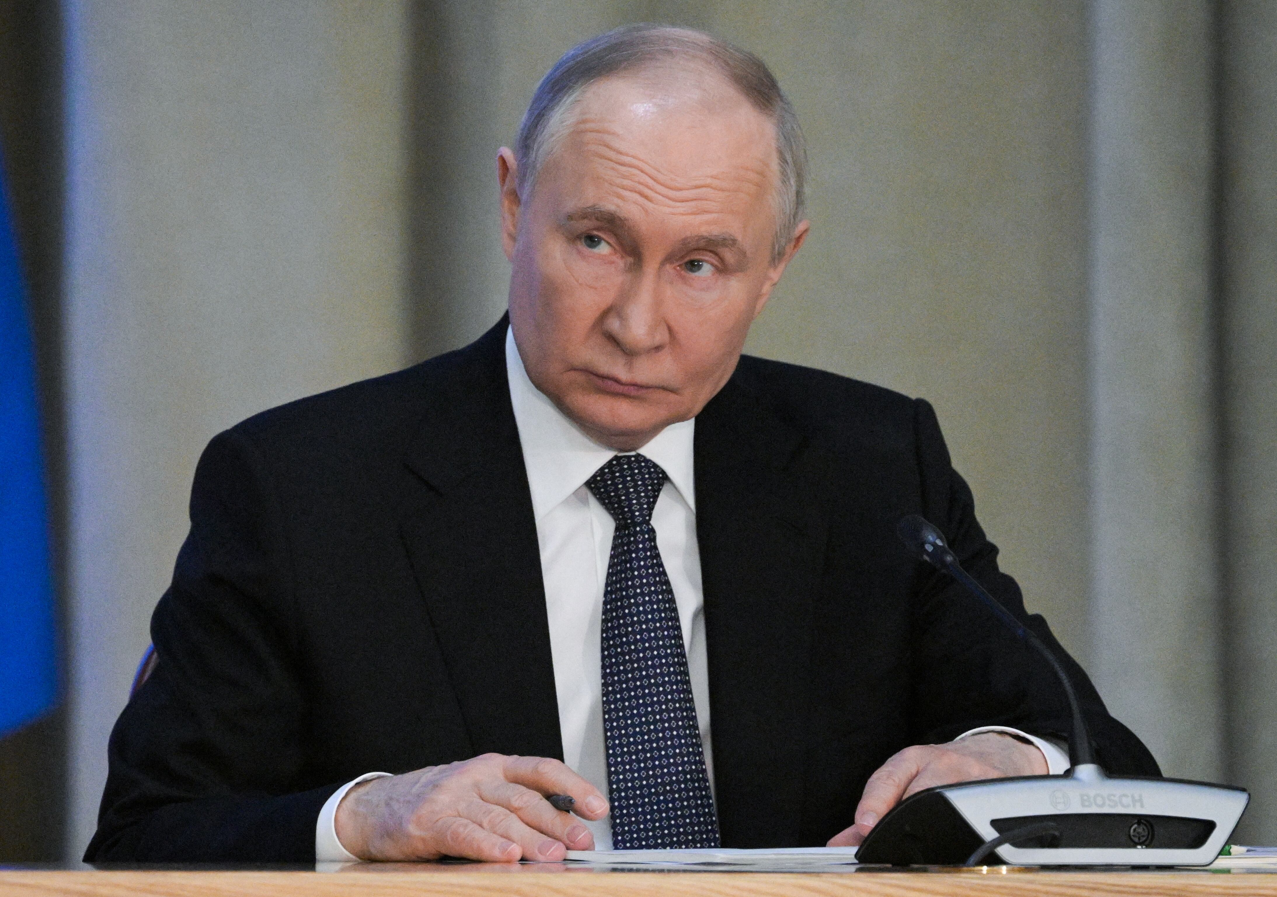 En esta fotografía distribuida por la agencia estatal rusa Sputnik, el presidente de Rusia, Vladimir Putin, asiste a una reunión de fiscales rusos en Moscú el 19 de marzo de 2025.