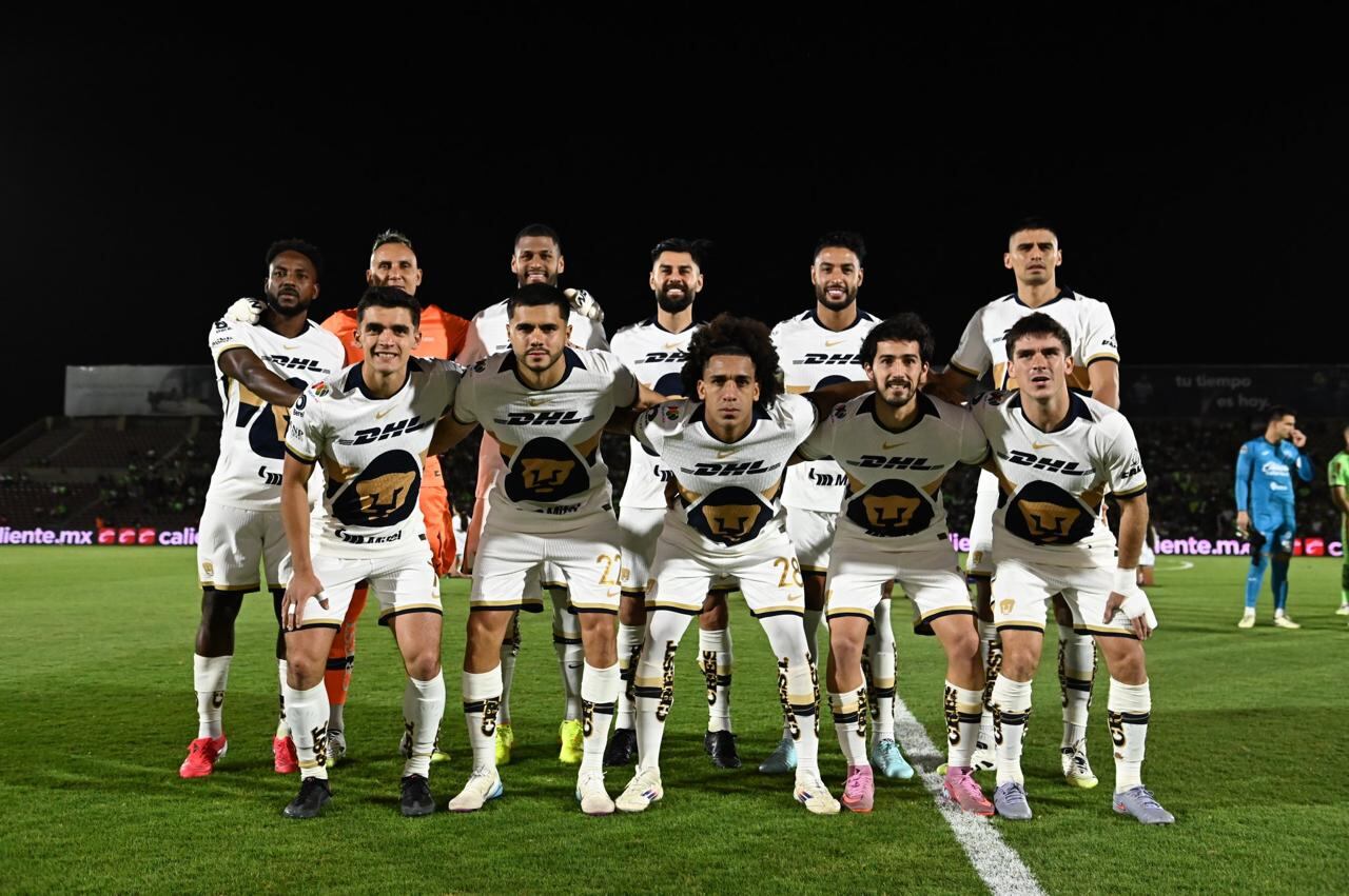 Keylor Navas junto a sus compañeros de Pumas previo al juego contra Juárez.