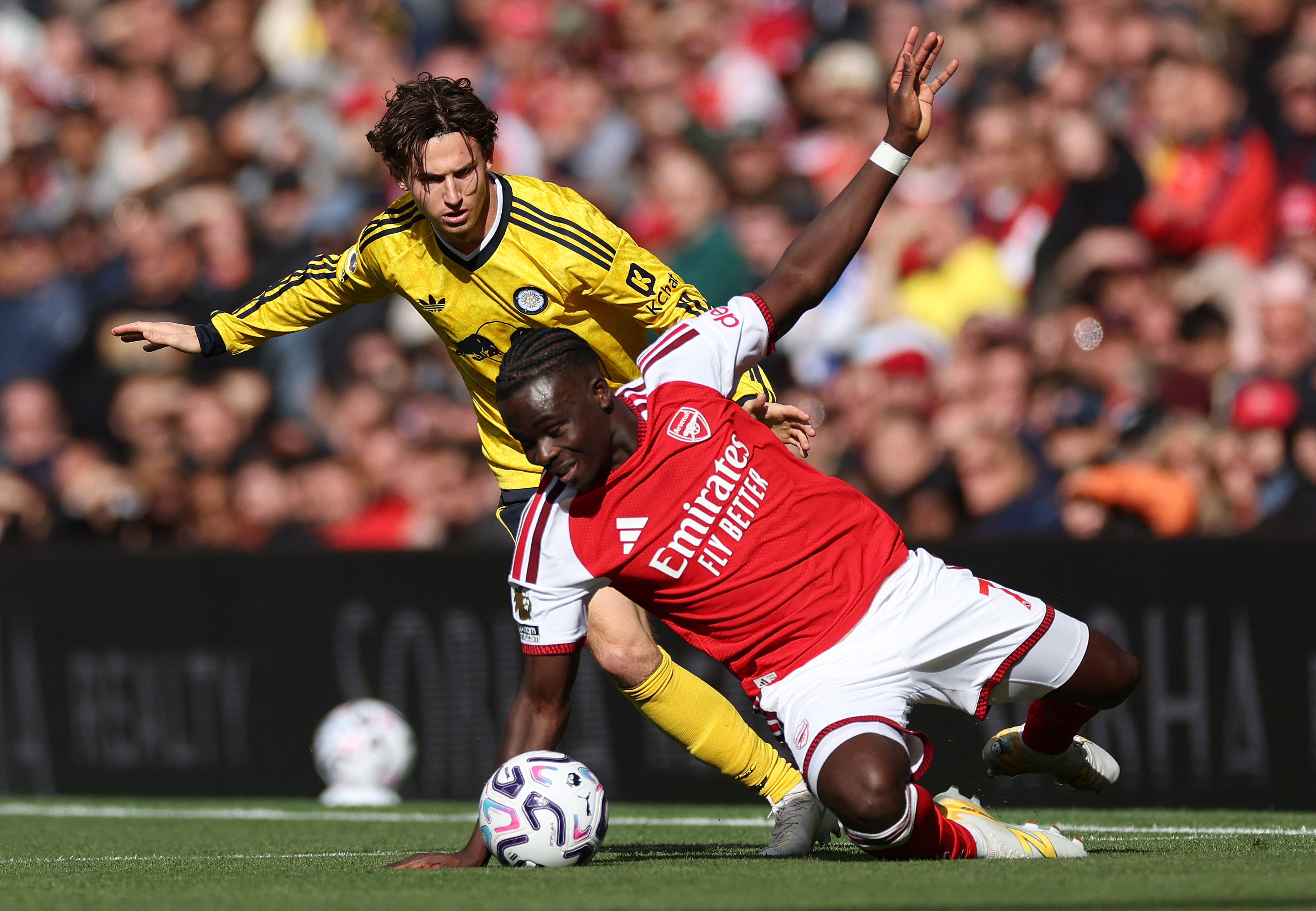 El volante del Leeds United Brenden Aaronson comete falta a Bukayo Saka, del Arsenal, en el Emirates Stadium de Londres este 10 de octubre por la Premier League.