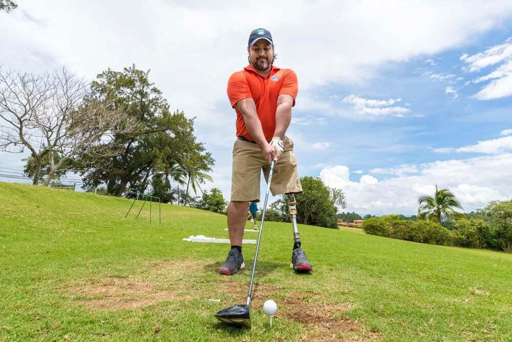 Bonky Campos (de anaranjado) fue uno de los primeros golfistas paralímpicos del grupo. Hace diez años comenzó a practicar. | FOTO: JOSÉ CORDERO