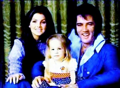Priscilla y Elvis Presley posando para la foto con su hija Lisa Marie.