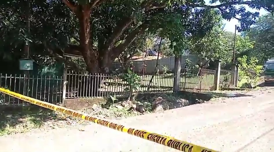 En la finca donde ocurrió el tiroteo, en Paso Agres de San Juan de Mata, Turrubares, habían varios vehículos estacionados. Foto: Cortesía Noticias en Línea CR.