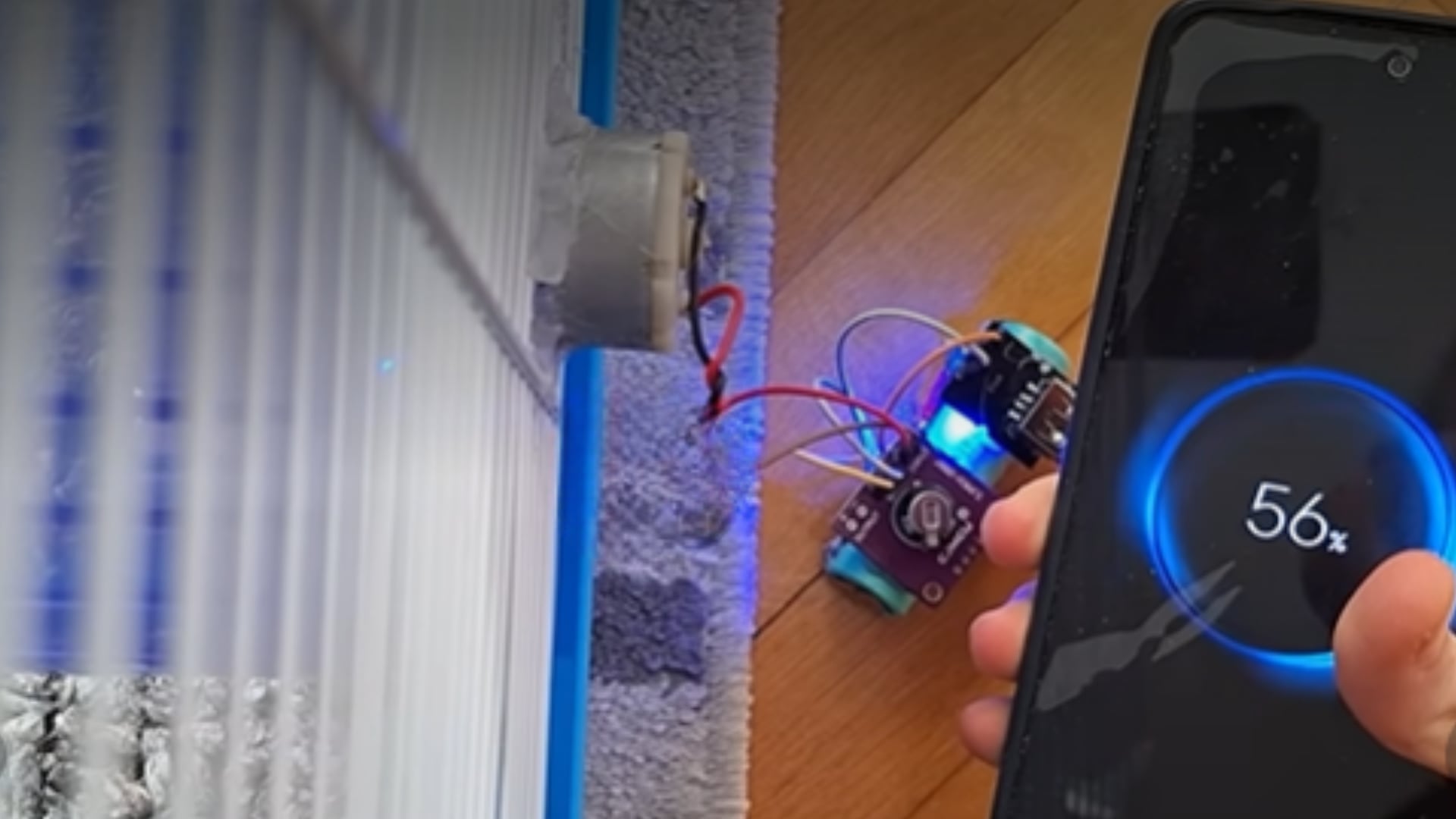 Un creador de contenido adaptó la rueda de un hámster y consiguió generar electricidad para cargar un smartphone.