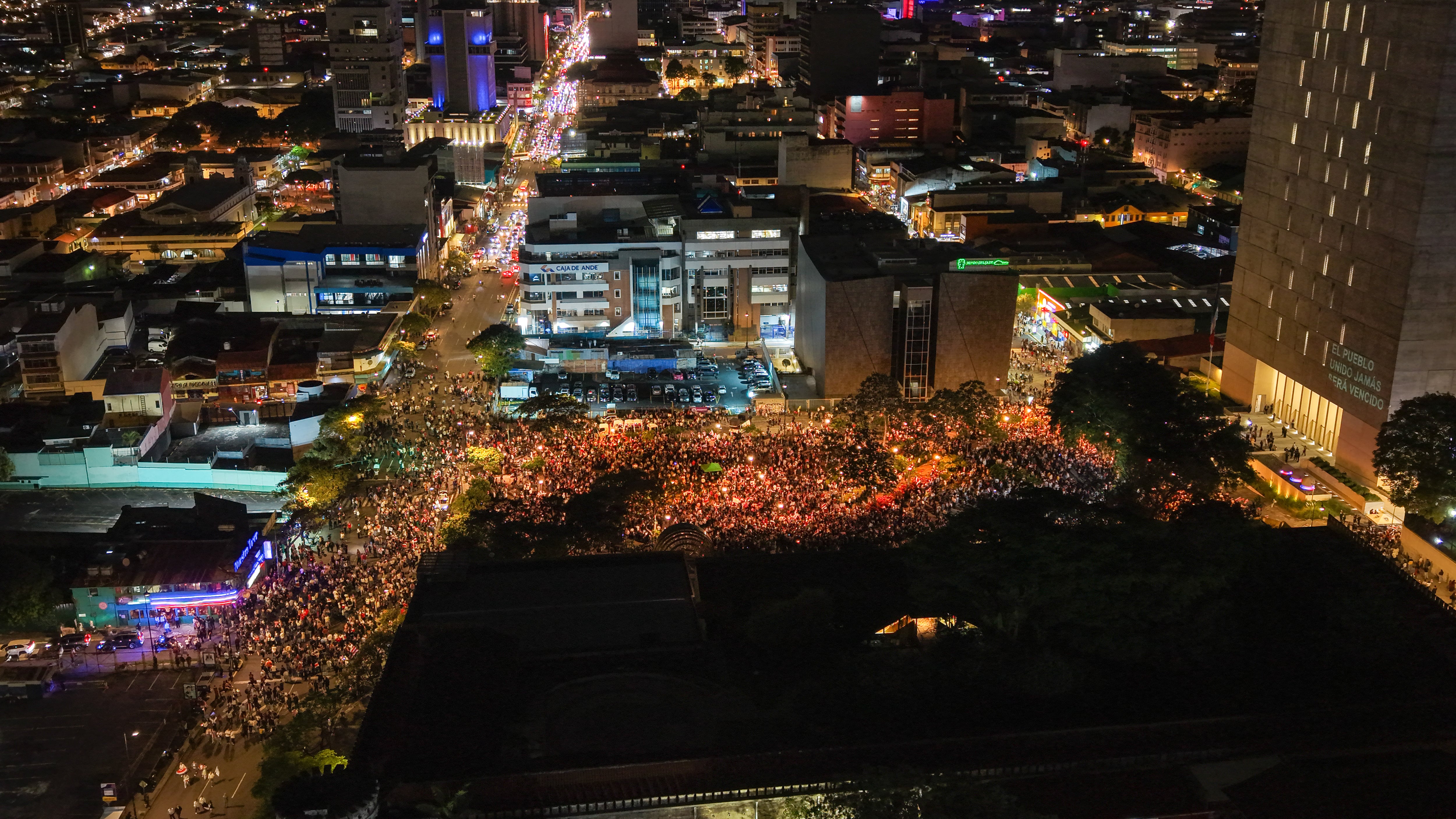 Miles de costarricenses tomaron avenida Segunda y Plaza de la Democracia para defender independencia del Poder Judicial este jueves 6 de agosto.