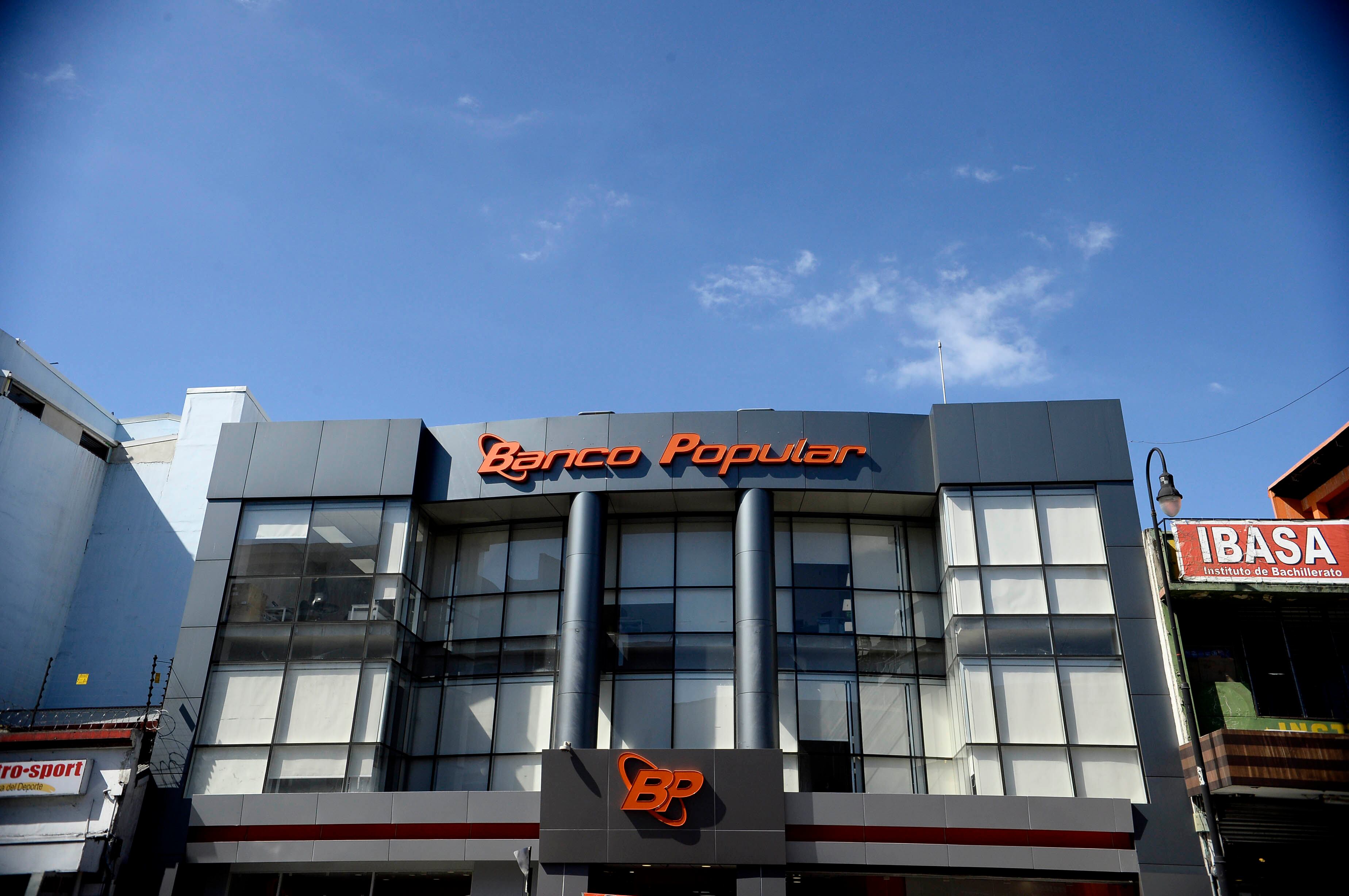 Fachada del Banco Popular en Costa Rica, representando el debate sobre la redistribución de aportes hacia la CCSS.