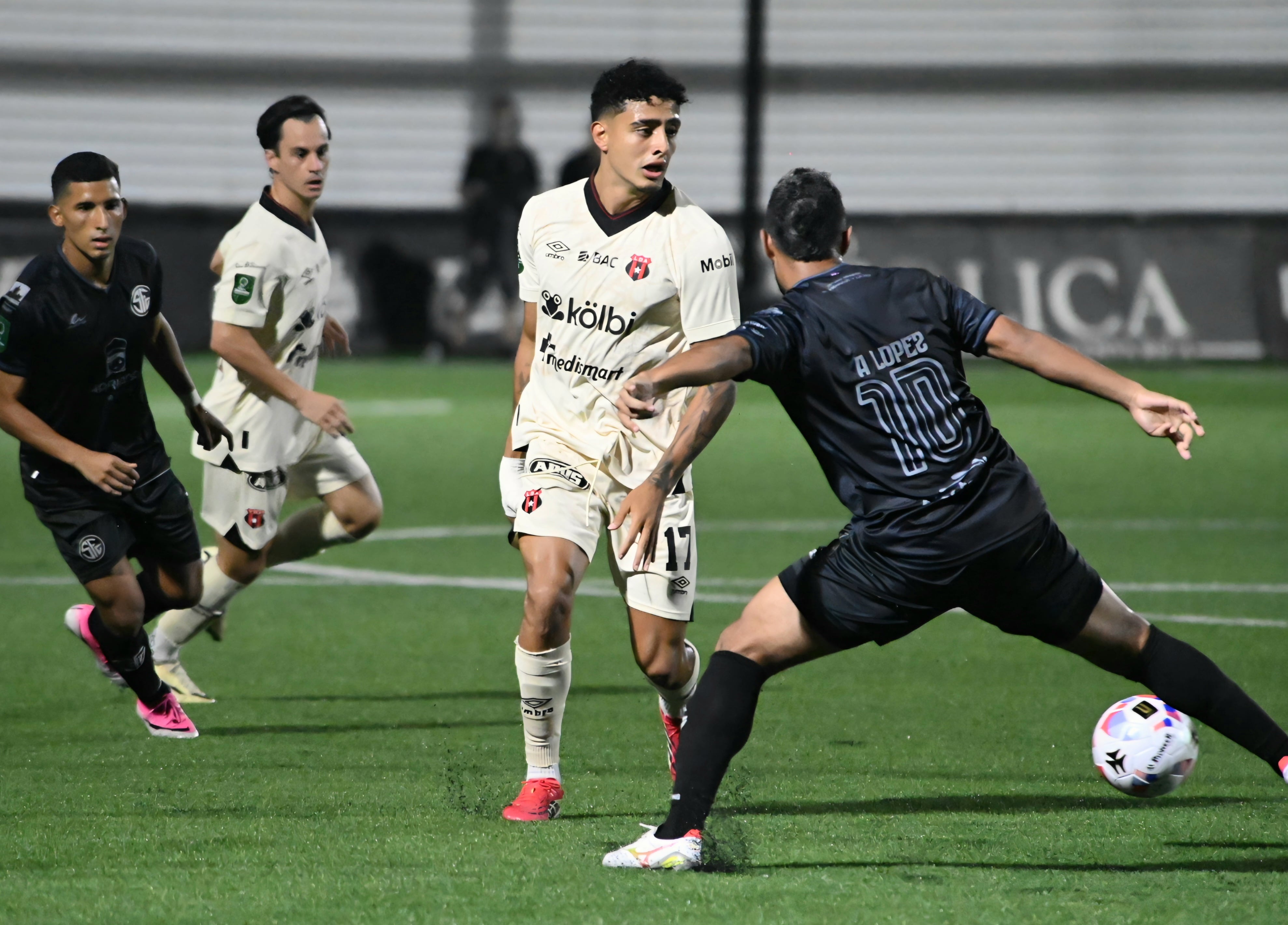 25 de julio del 2026. Estadio Puente de Piedra, Grecia. 20:00 hrs. El equipo Sporting FC se enfrenta a la Liga Deportiva Alajuelense en la jornada 1 del Torneo de Apertura del Campeonato Nacional de fútbol de Primera División. En la foto: los técnicos Andrés Carevic (Sporting) e Ismael Rescalvo (LDA). Acciones durante el juego. Foto: Albert Marin.