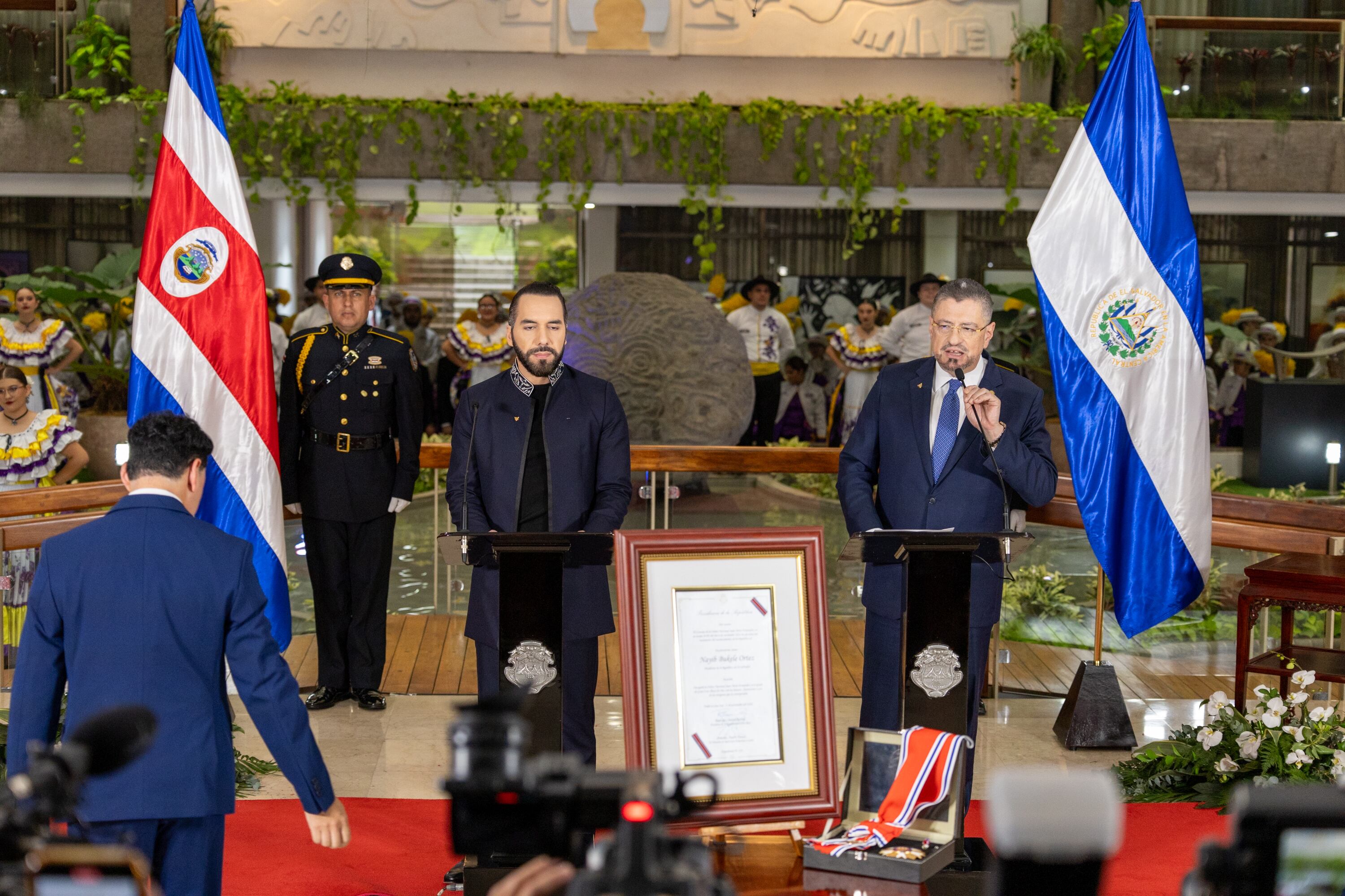 11/11/2024, San José, Casa Presidencial, el presidente Rodrigo Chávez recibe en casa presidencial al presidente de El Salvador Nayib Bukele.