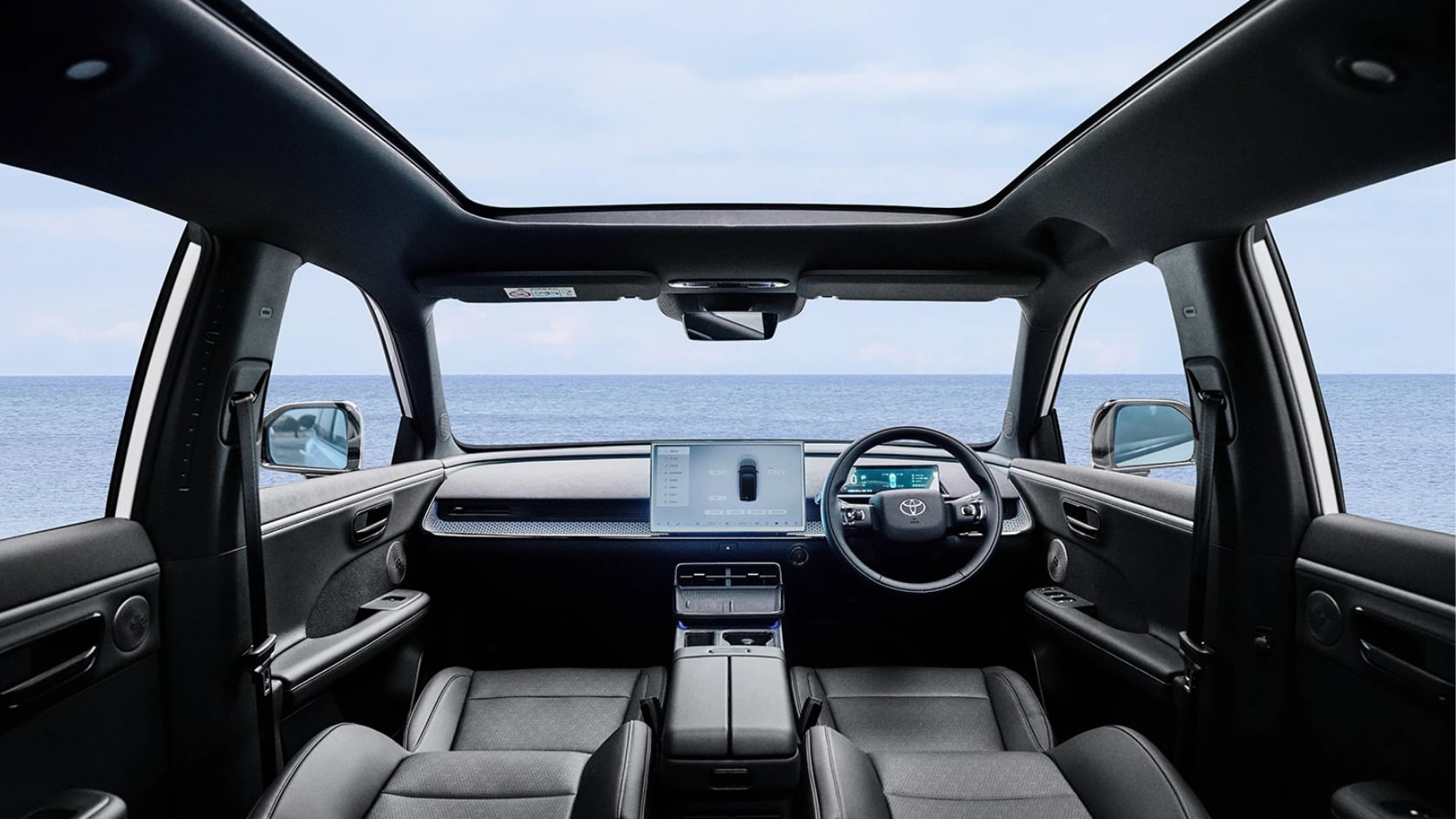 El interior ofrece diseño minimalista, pantalla de 14,6 pulgadas, control por voz y asientos abatibles que amplían el espacio de carga.