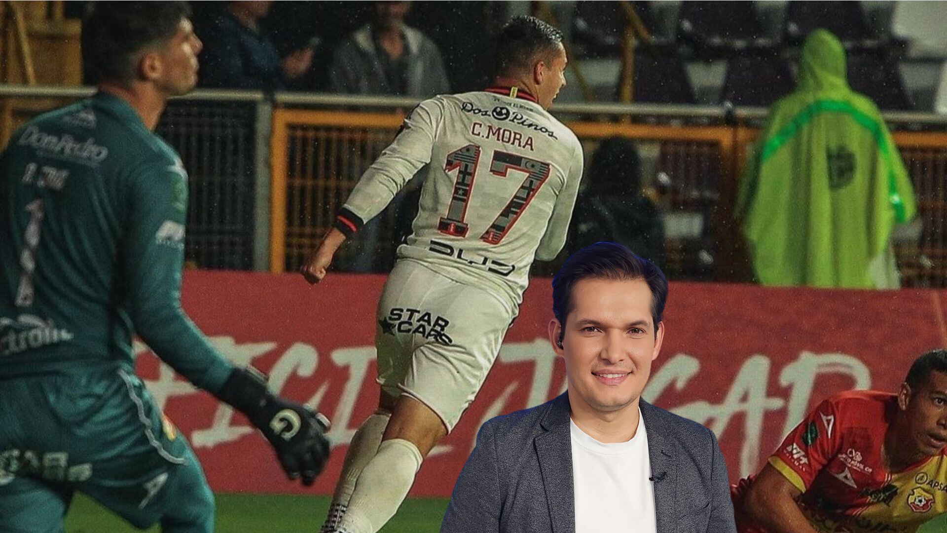 Carlos Mora corre a festejar su anotación mientras que Aarón Cruz se lamenta.