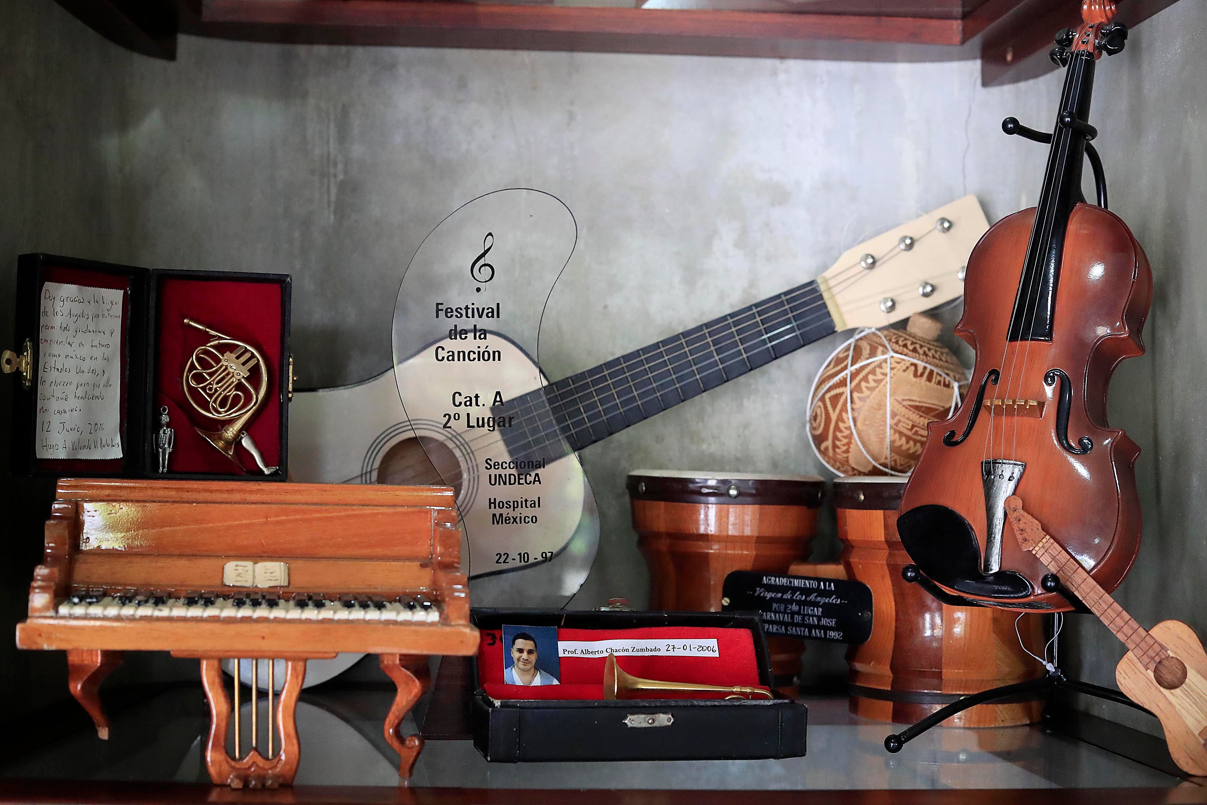 14/07/2024 Cartago. Los exvotos son manifestaciones de fe que llenan las urnas del santuario de la Virgen de los Ángeles, en Cartago. Hay de diversos tamaños, formas y colores, pero todos tienen como objetivo agradecer o pedir a la Patrona de Costa Rica que interceda ante determinadas situaciones. Foto: Rafael Pacheco Granados