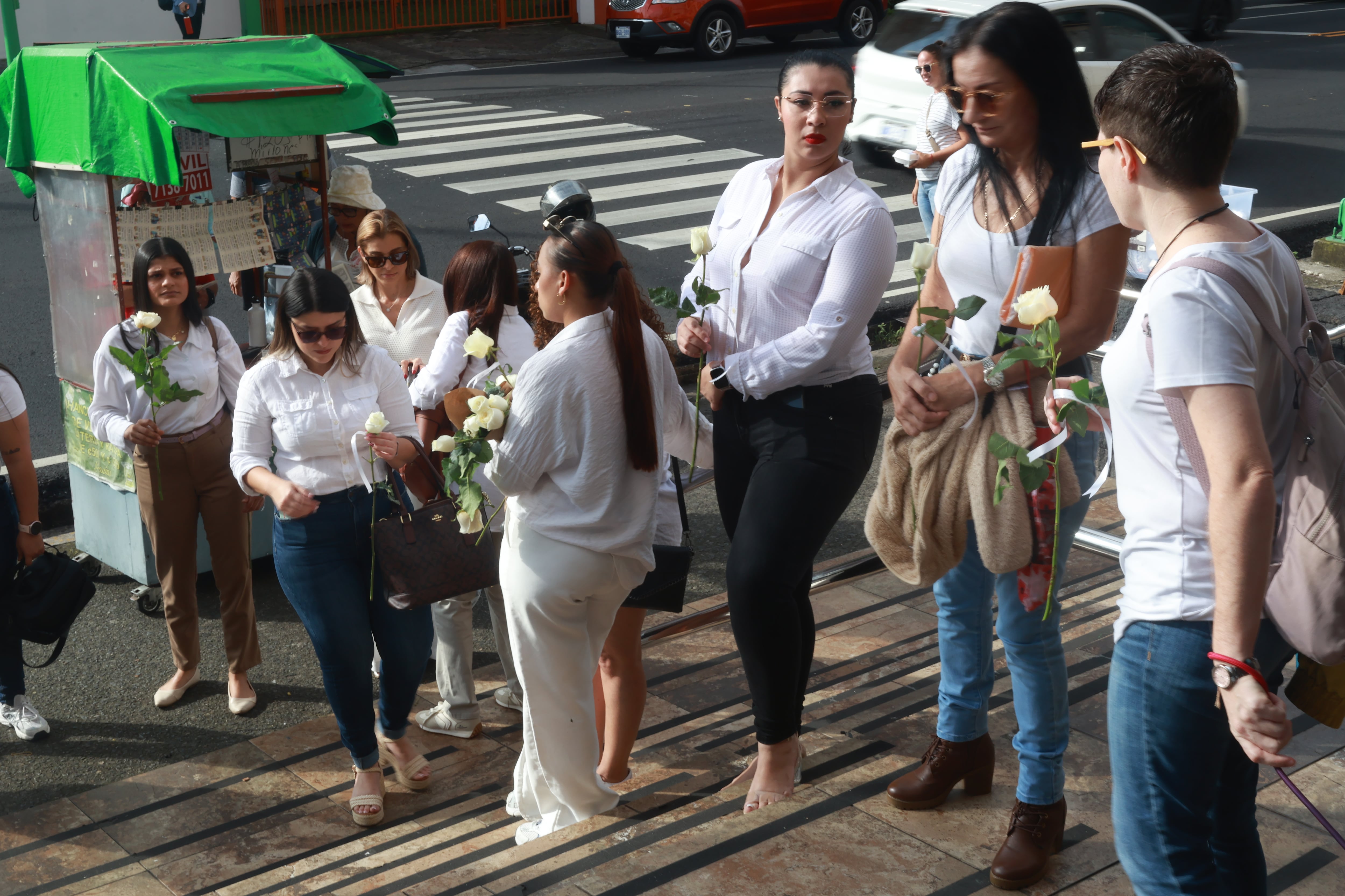 Seguidores de la doctora Jennifer Fallas llegaron vestidos de blanco.
