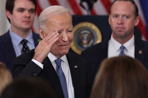 Joe Biden saluda después de un discurso sobre política exterior en la Sala Ben Franklin del edificio Harry S. Truman del Departamento de Estado en Washington, DC, el 13 de enero de 2025.