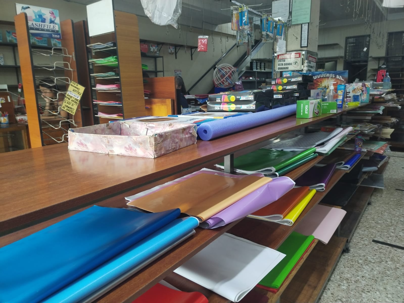 Parte de los últimos materiales que vendió la librería este sábado en su último día.