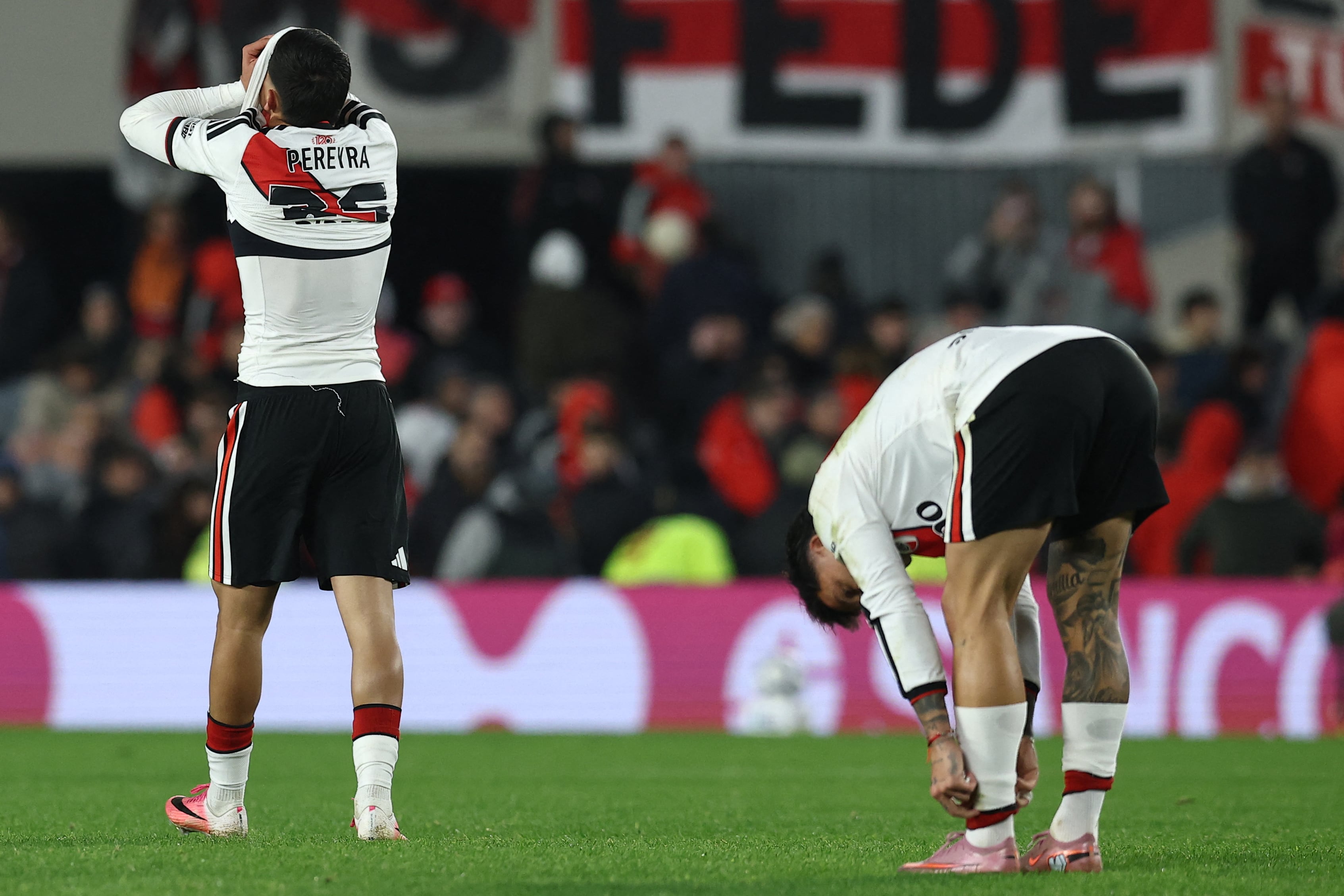 Los jugadores del River Plate reaccionan tras el partido del fin de semana ante Vélez Sarsfield, un empate en el estadio Más Monumental de Buenos Aires.