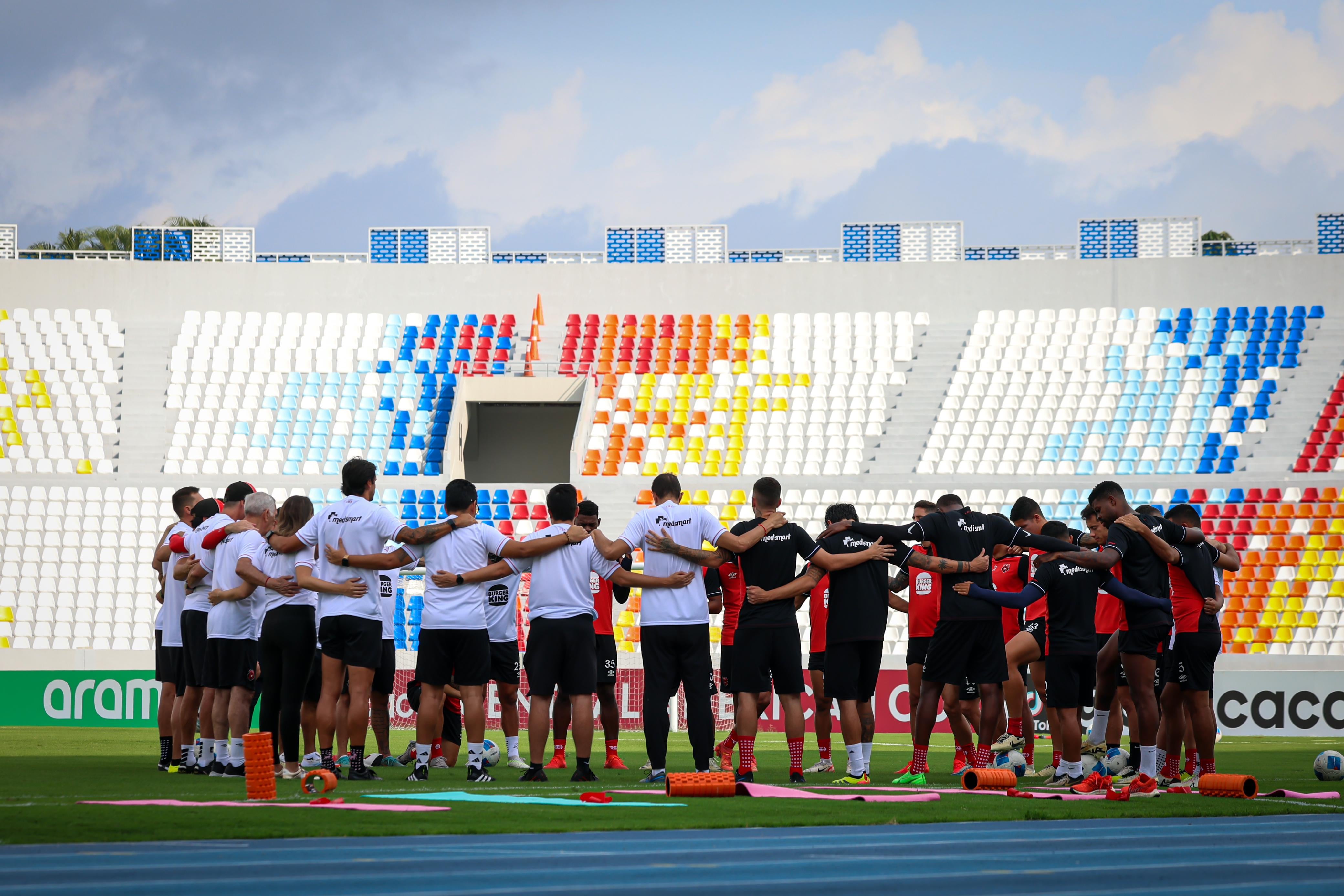 Alajuelense se entrenó en el Estadio Jorge "Mágico" González en El Salvador, un día antes del partido contra Luis Ángel Firpo, en la Copa Centroamericana de Concacaf.