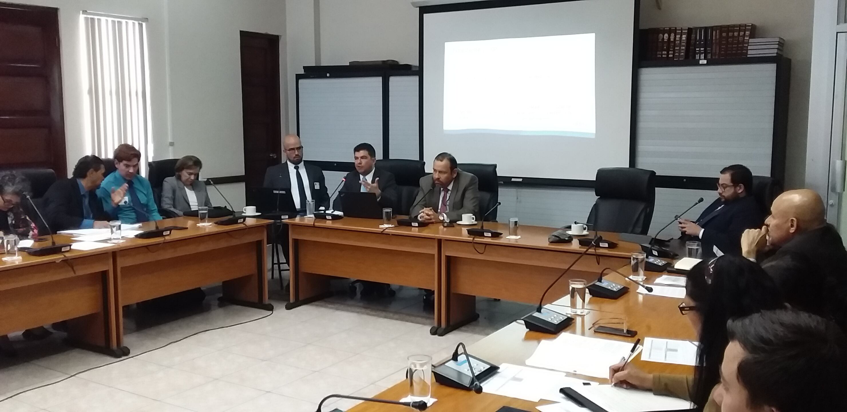 El pasado 29 de enero, Luis Paulino Mora, director nacional de Pensiones (de gris), y Álvaro Ramos, superintentendente de Pensiones (a su izquierda) participaron en una mesa de trabajo sobre el proyecto de ley 21.345 en la Comisión de Asuntos Sociales. Los acompañó Mauricio Soto, director de Regímenes Colectivos de la Supén. Foto: Silvia Artavia.