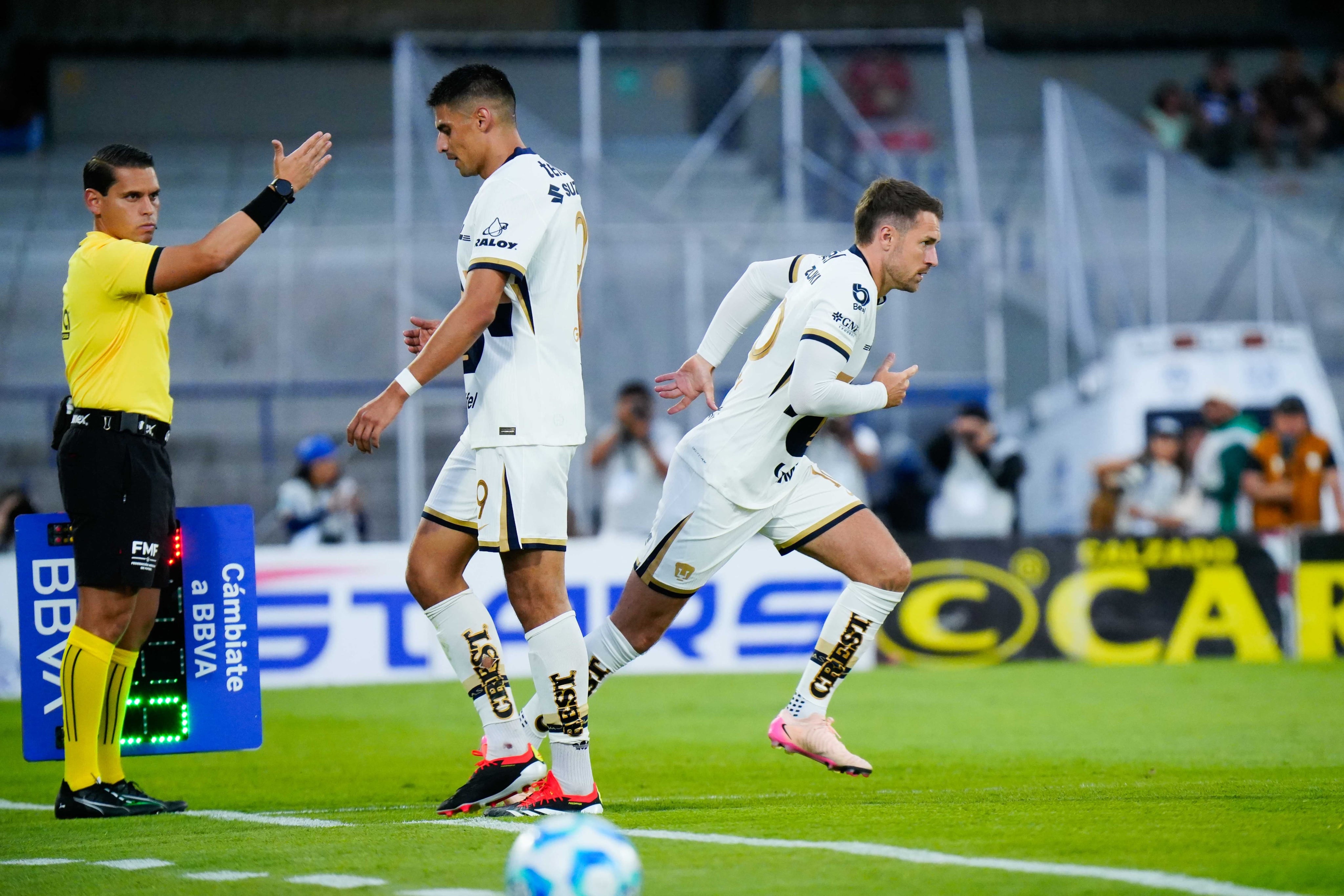 Aaron Ramsey entró por Guillermo Martínez en el juego contra Puebla.