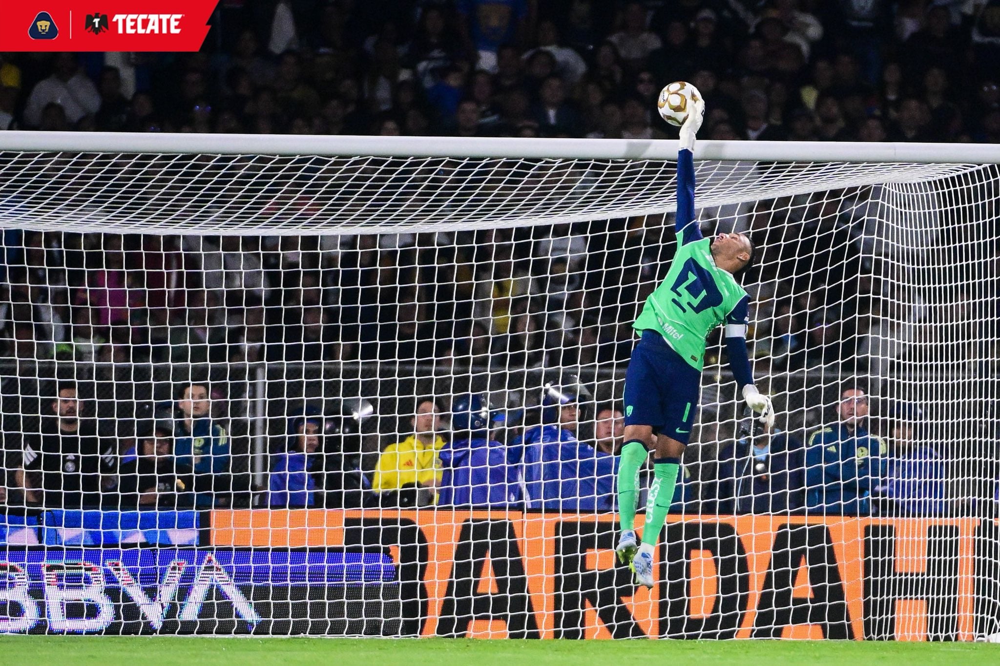 Keylor Navas despeja un balón en el duelo entre Pumas y América por los cuartos de final de la Liga MX.